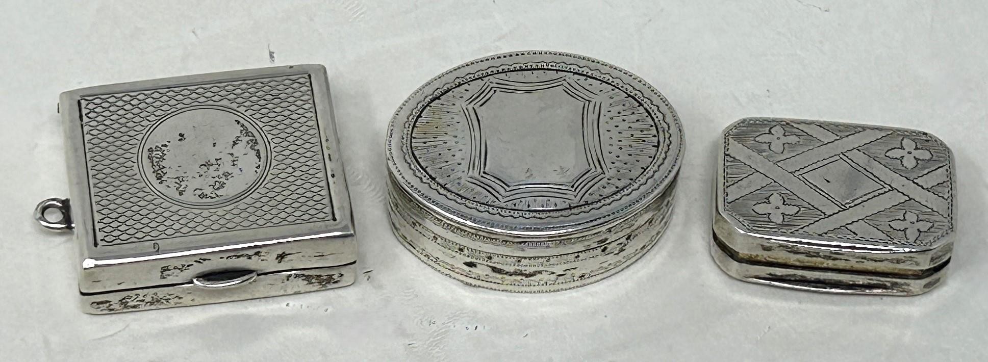 A George III silver vinaigrette, London 1799, another, 1816, and one other, 1901, 36.8 g (3) - Bild 3 aus 5