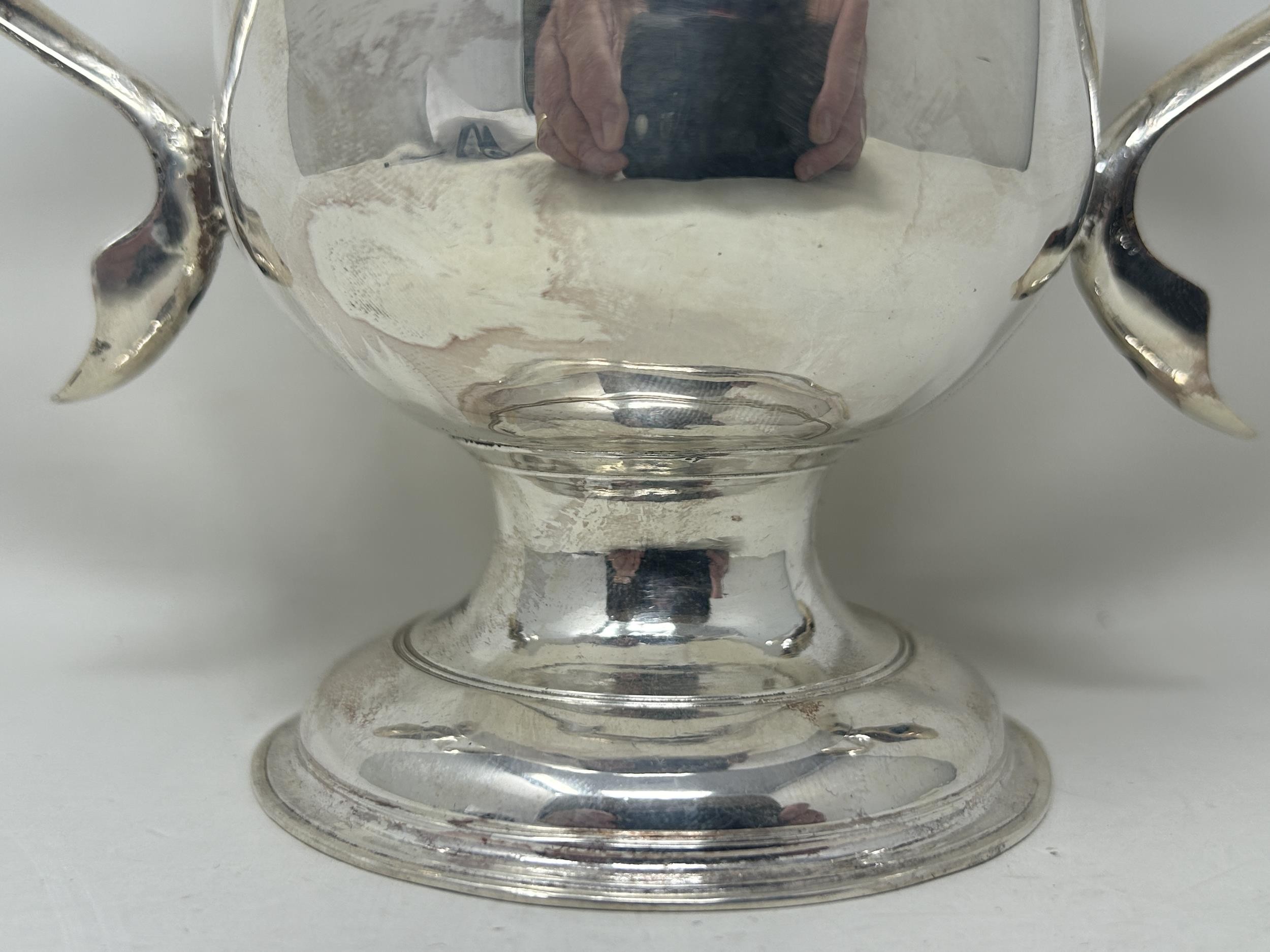 A George III silver two handled cup, London 1770, 11.3 ozt - Bild 3 aus 5