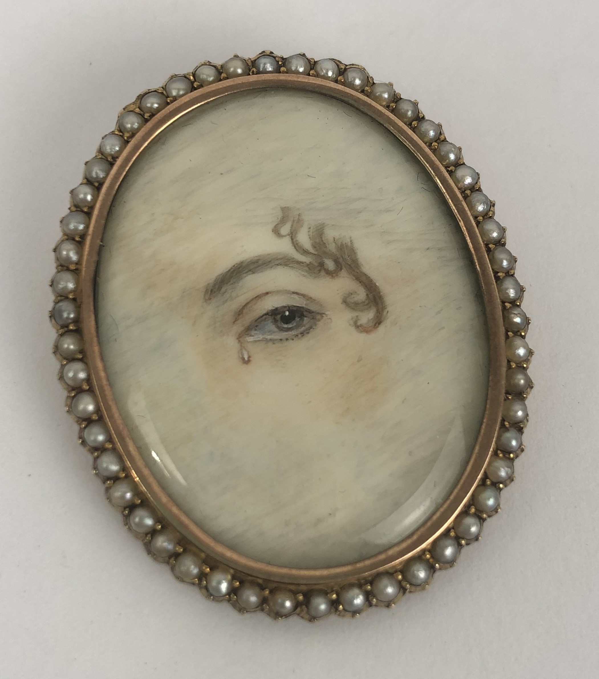 A lover's eye brooch, in a yellow coloured metal and seed pearl mount, 4 x 3 cm Ivory Exemption - Image 2 of 6