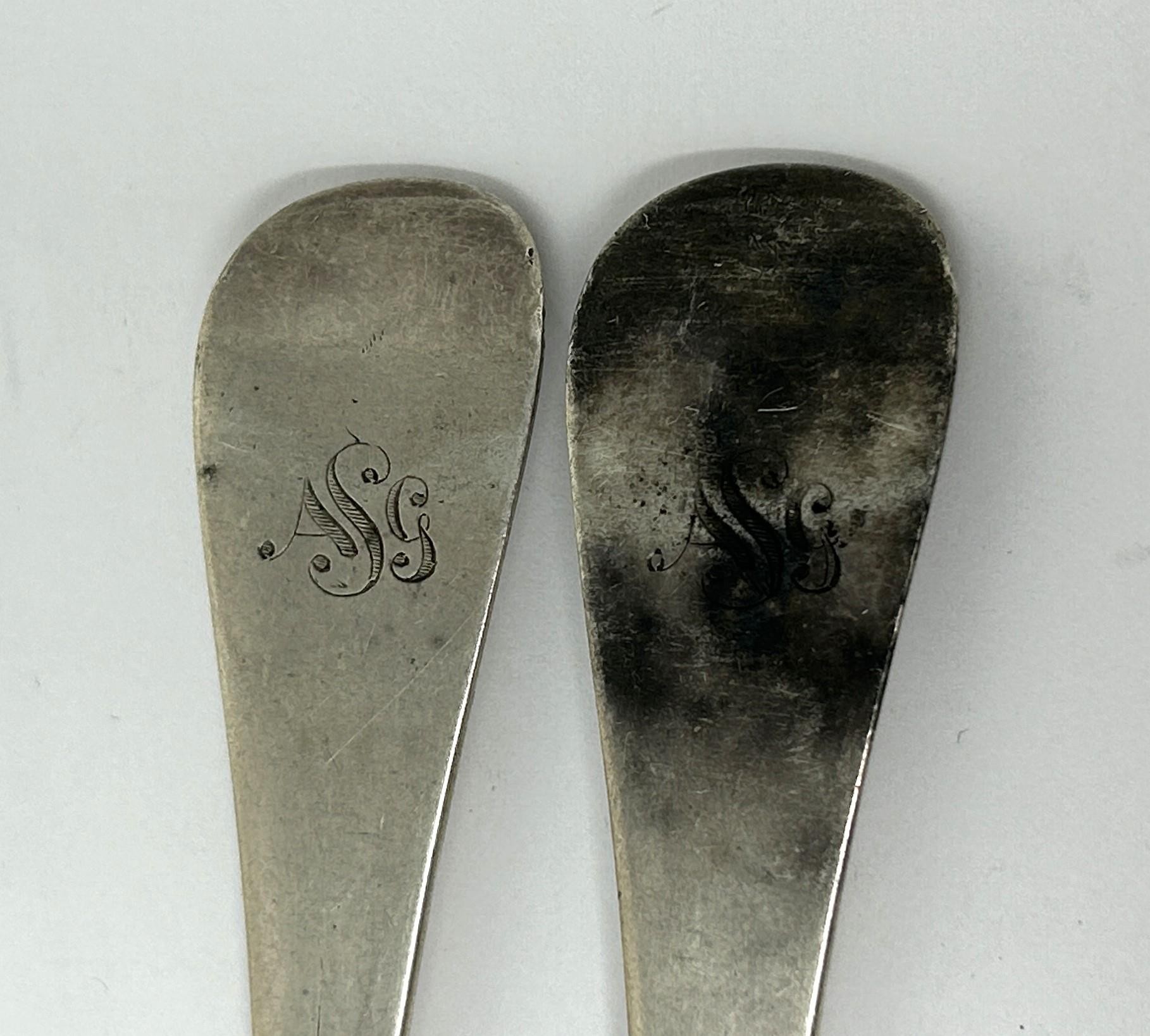 A pair of George I silver Old English pattern three pronged forks, London 1724, 3.6 ozt - Bild 3 aus 4