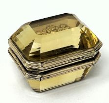 An early 19th century citrine and yellow coloured metal vinaigrette, 4 cm wide closes but a little