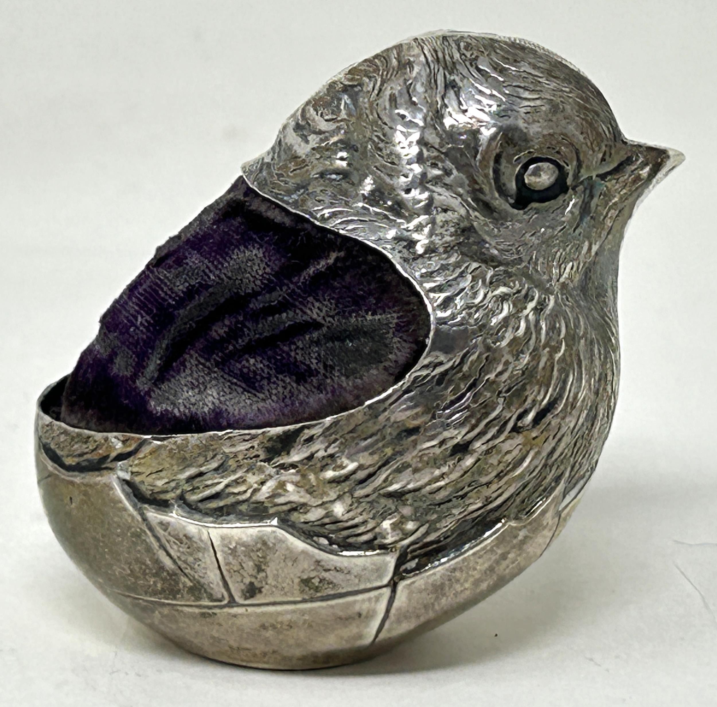 An Edward VII novelty silver pin cushion, in the form of a chick, London 1906, by Sampson Mordan & - Bild 3 aus 4