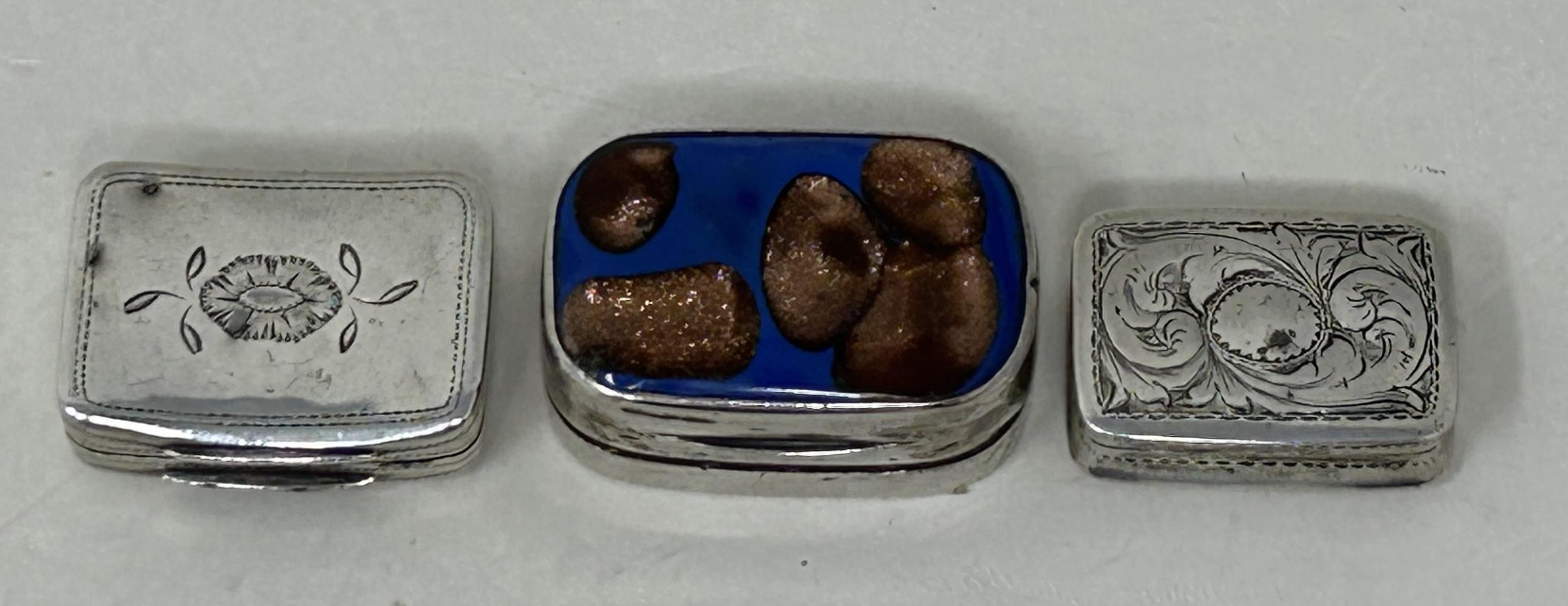 A 19th century silver vinaigrette, marks rubbed, another, and a silver and enamel vinaigrette (3) - Image 3 of 5