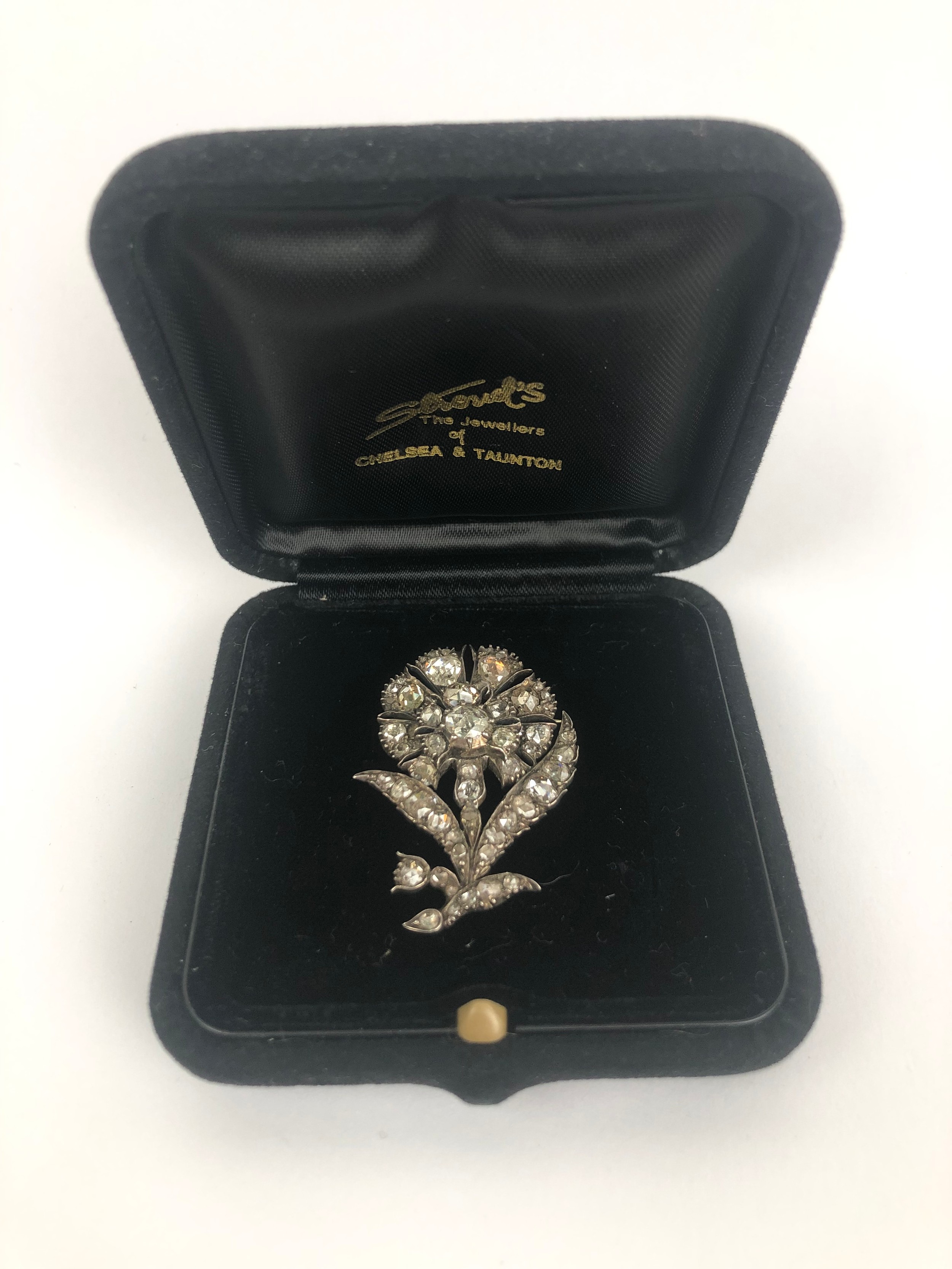 A 19th century diamond brooch, in the form of a flower 4.25 x 3 cm approx. weight: 8.5 g all in - Image 2 of 4