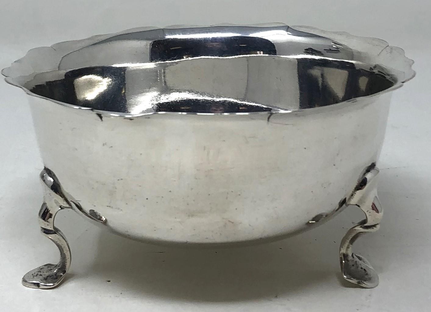 A George V silver sugar bowl, 5.1 ozt, two silver plated cream jugs, a silver coloured metal abacus, - Bild 6 aus 16