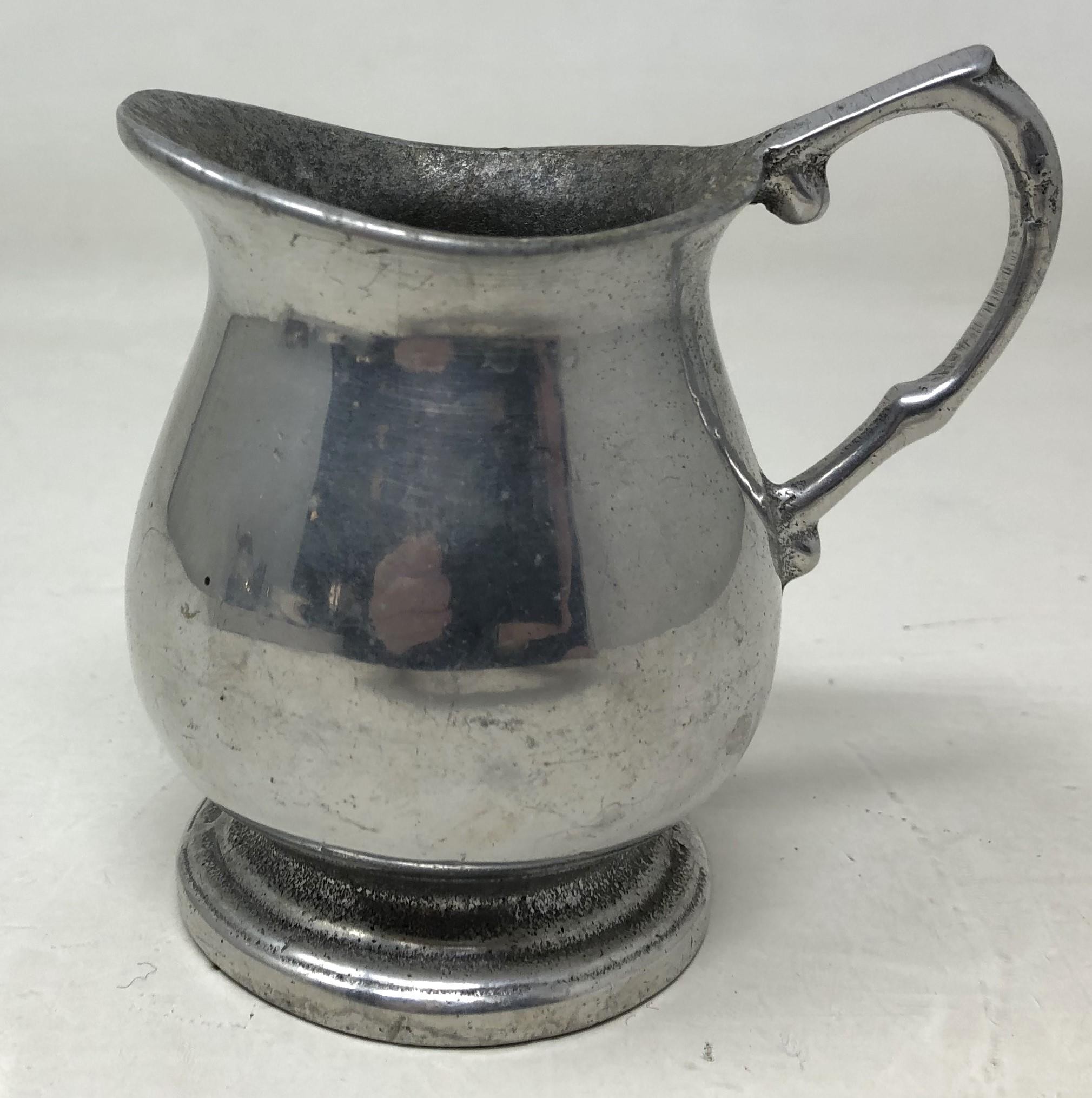 A George V silver sugar bowl, 5.1 ozt, two silver plated cream jugs, a silver coloured metal abacus, - Bild 12 aus 16