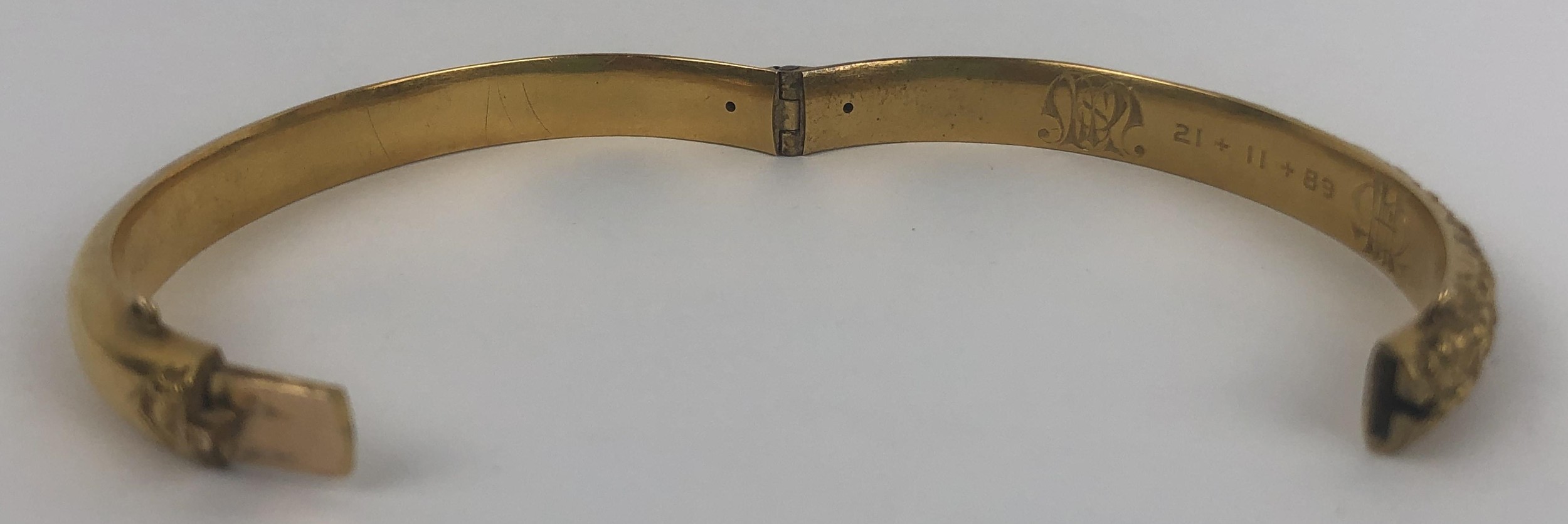A Victorian 15ct gold hinged bangle, engraved with two sets of monogrammes and dated 21 11 89, 12. - Image 5 of 7
