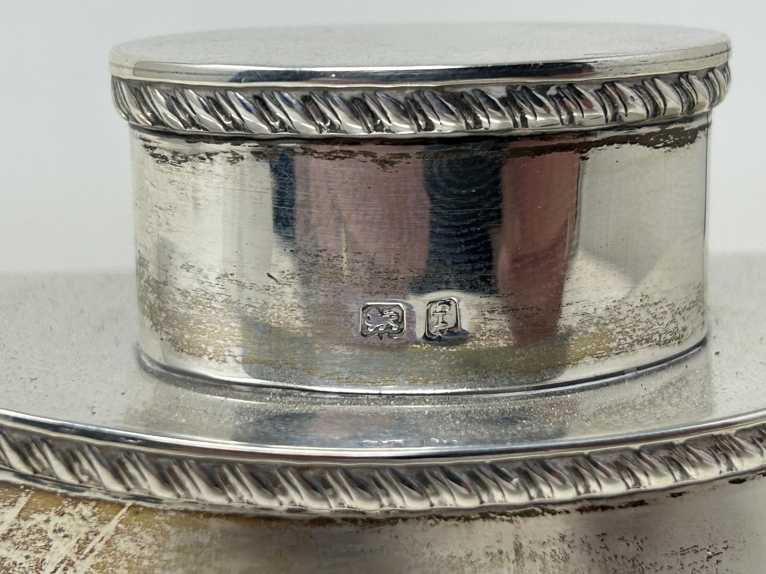 An Edward VII silver oval caddy, London 1905, 3.7 ozt - Bild 4 aus 4