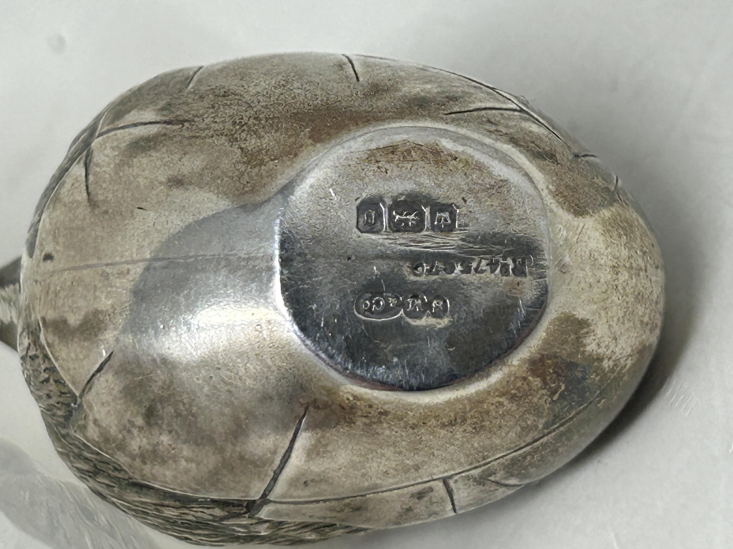 An Edward VII novelty silver pin cushion, in the form of a chick, London 1906, by Sampson Mordan & - Bild 4 aus 4