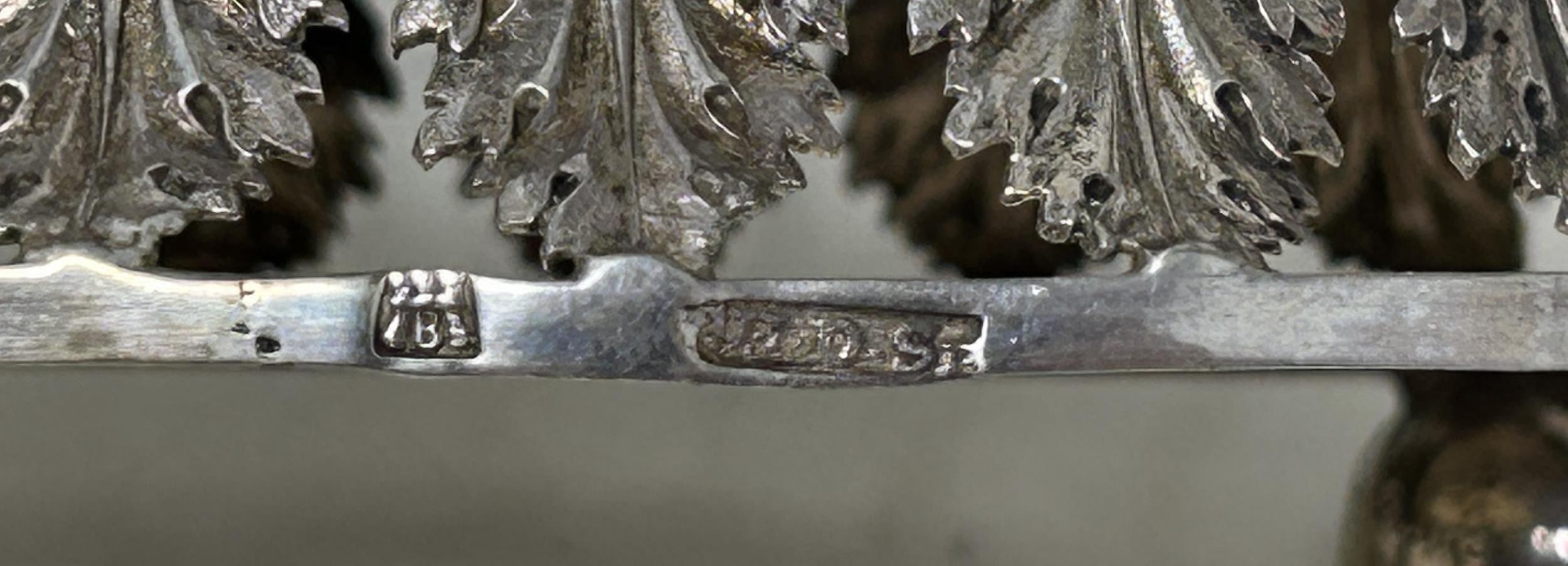 A silver coloured metal pierced swing handled basket 10.4 ozt - Bild 2 aus 6