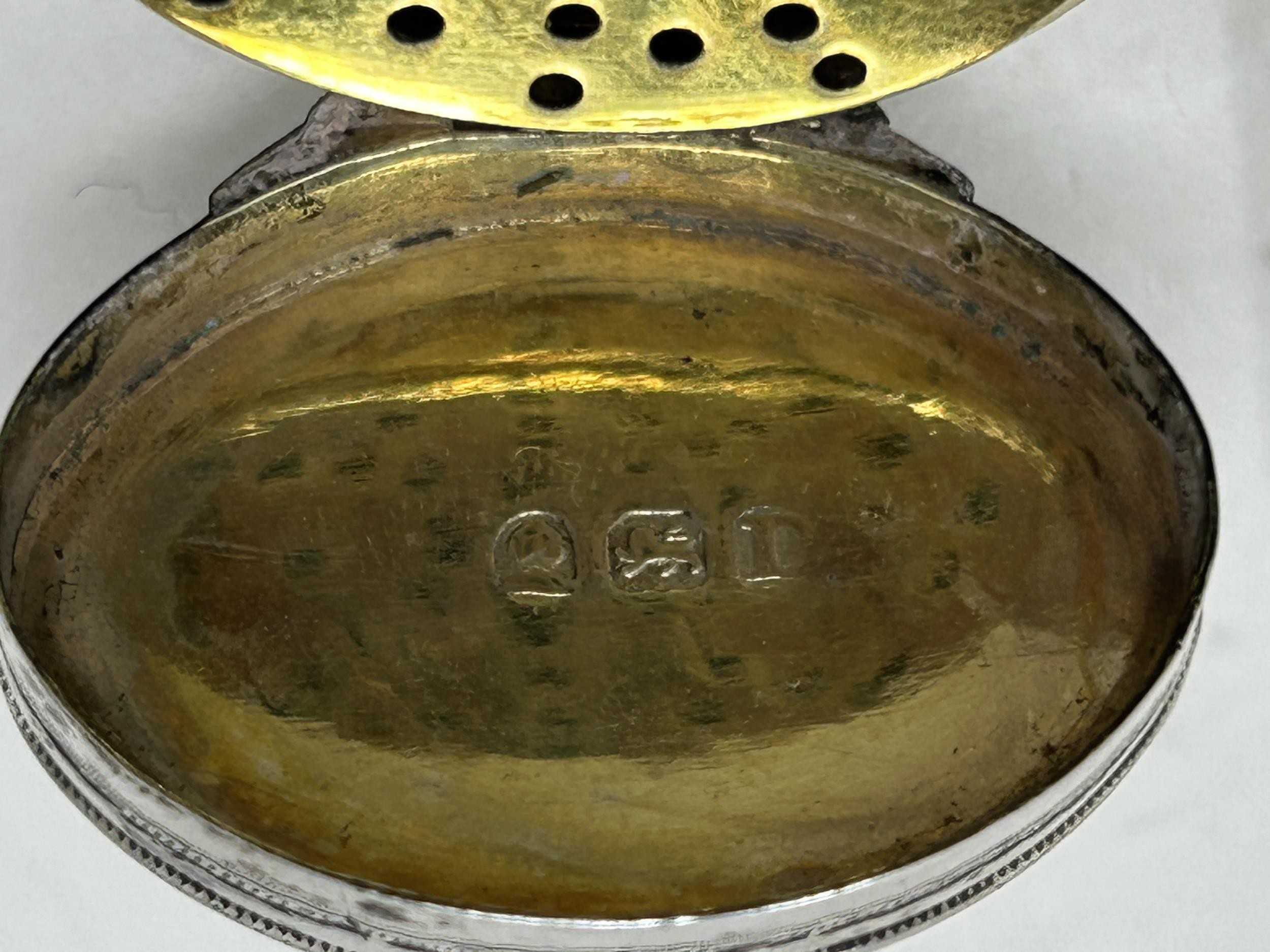 A George III silver vinaigrette, London 1799, another, 1816, and one other, 1901, 36.8 g (3) - Image 5 of 5