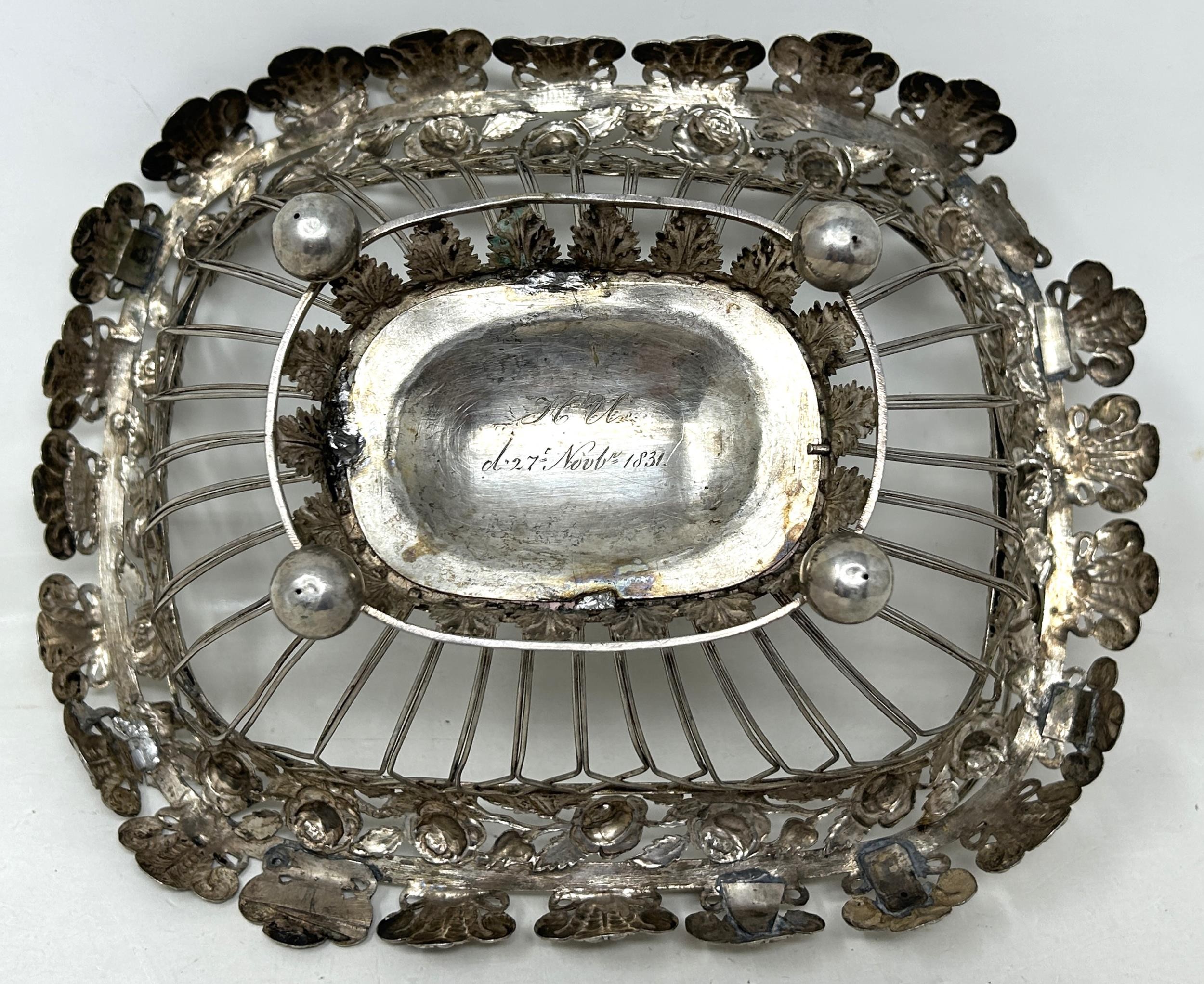 A silver coloured metal pierced swing handled basket 10.4 ozt - Bild 5 aus 6