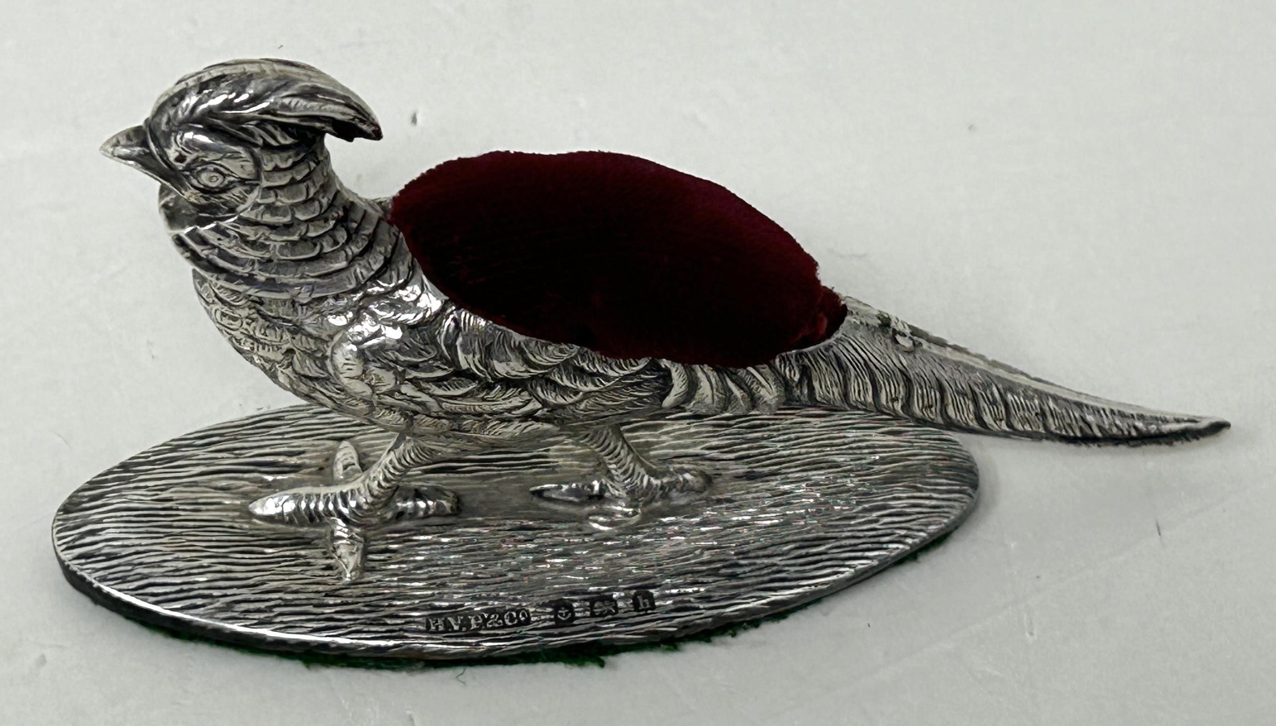An Edward VII silver novelty silver pin cushion, in the form of a pheasant, by H V Pithney & Co, - Bild 3 aus 4