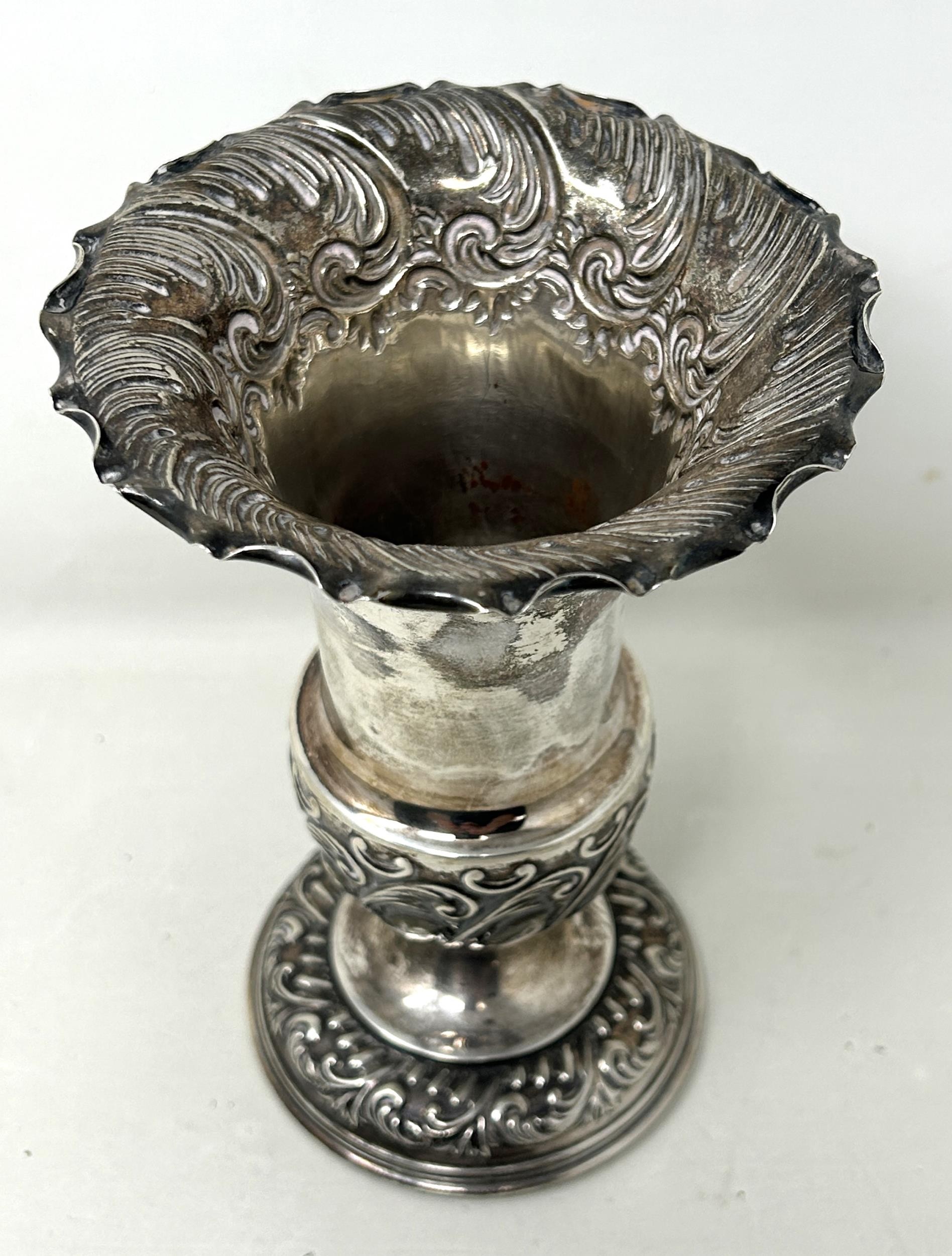 An Edward VII silver vase, Sheffield 1901, base filled, all in 13.2 ozt, 18 cm high - Image 2 of 5