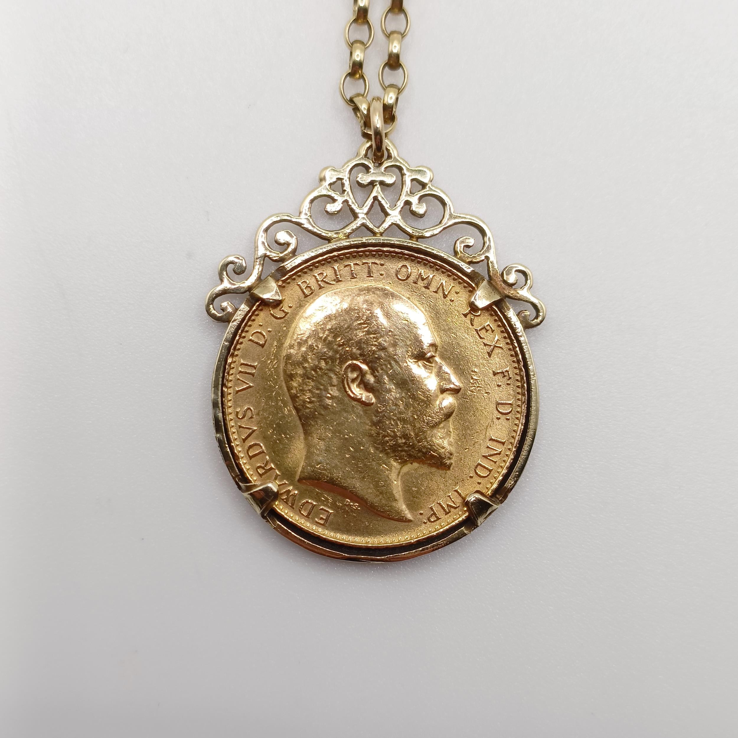 An Edward VII gold sovereign, 1905, in a 9ct gold mount and chain, all in 15.5 g - Image 2 of 7