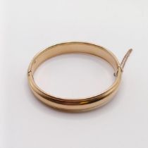 A yellow metal hinged bangle Inner diameter approx. 6.5 cm