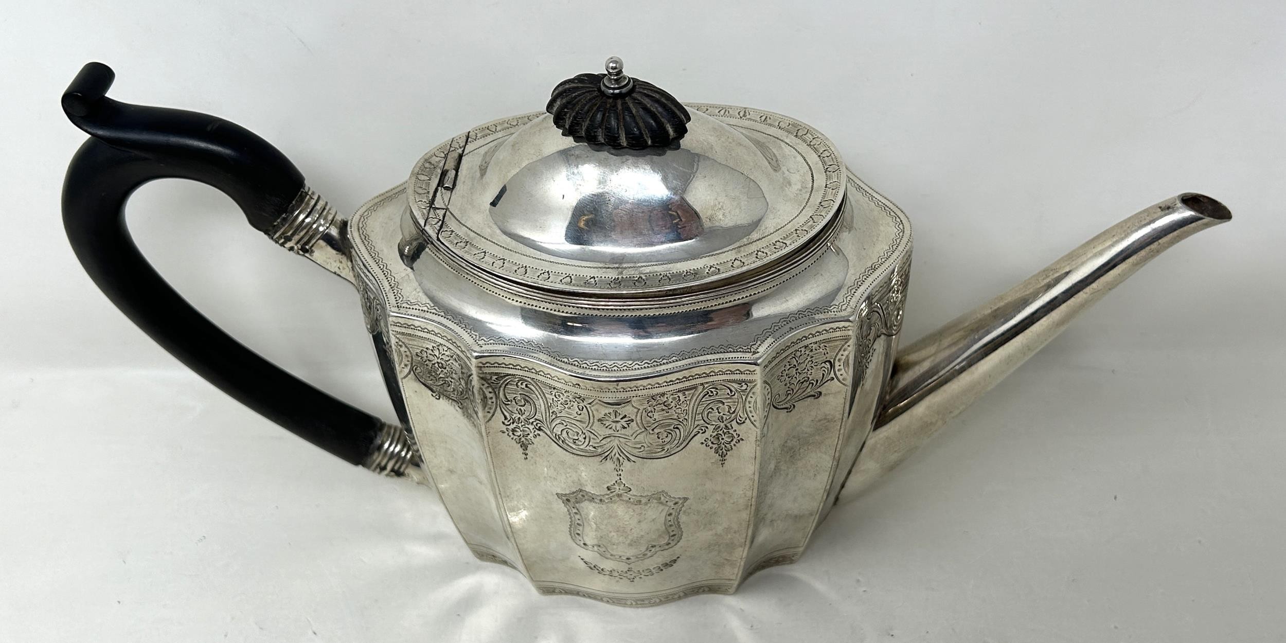 A George III silver teapot, with an ebonised handle, London 1795, all in 14.63 ozt - Bild 2 aus 5