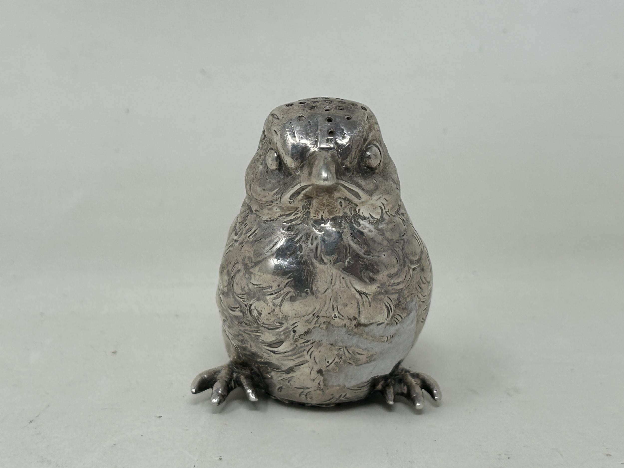 A novelty Continental silver coloured metal pepper, in the form of a chick, import marks for - Bild 2 aus 5