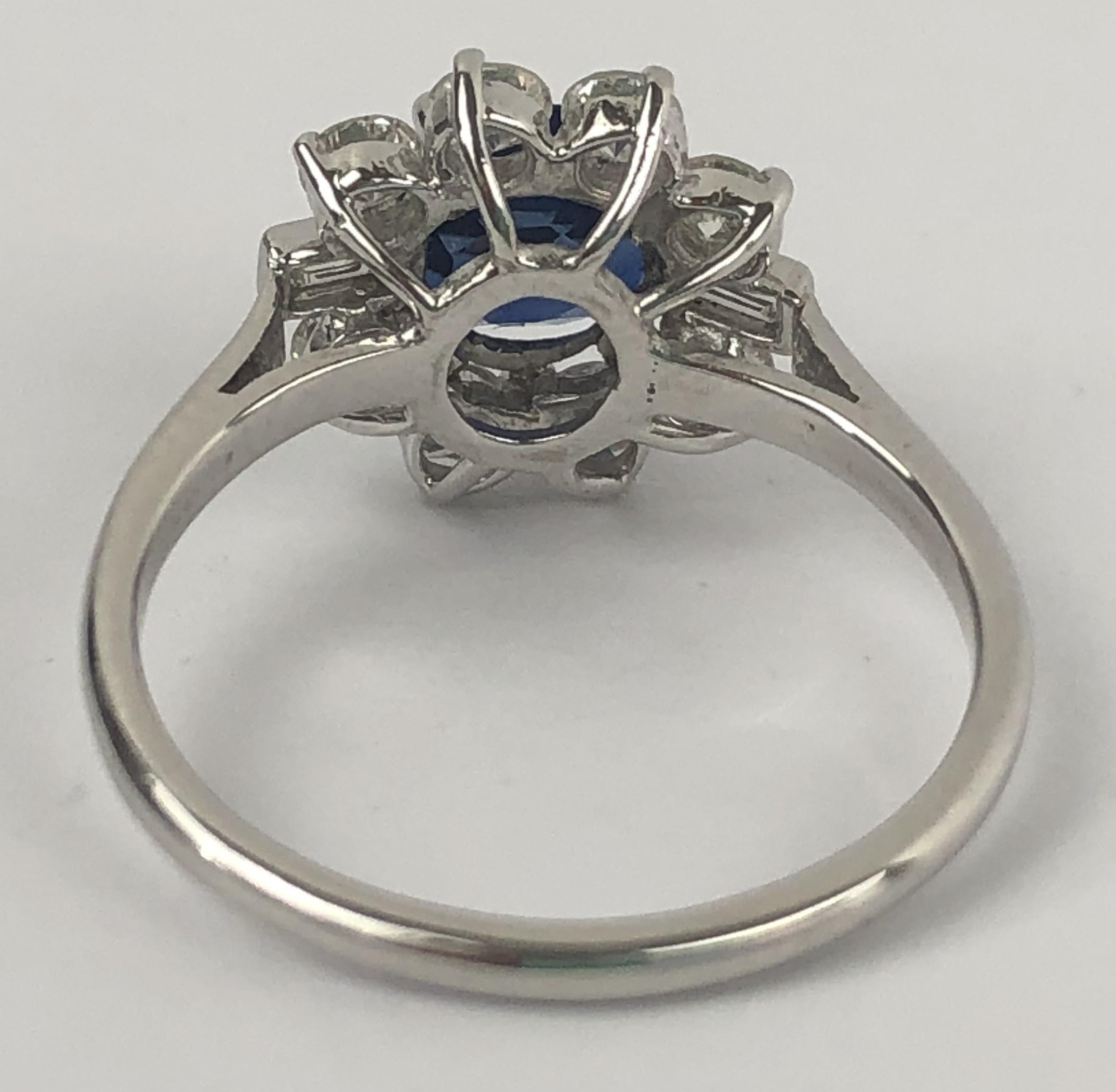 A sapphire and diamond cluster ring, ring size M - Image 4 of 5