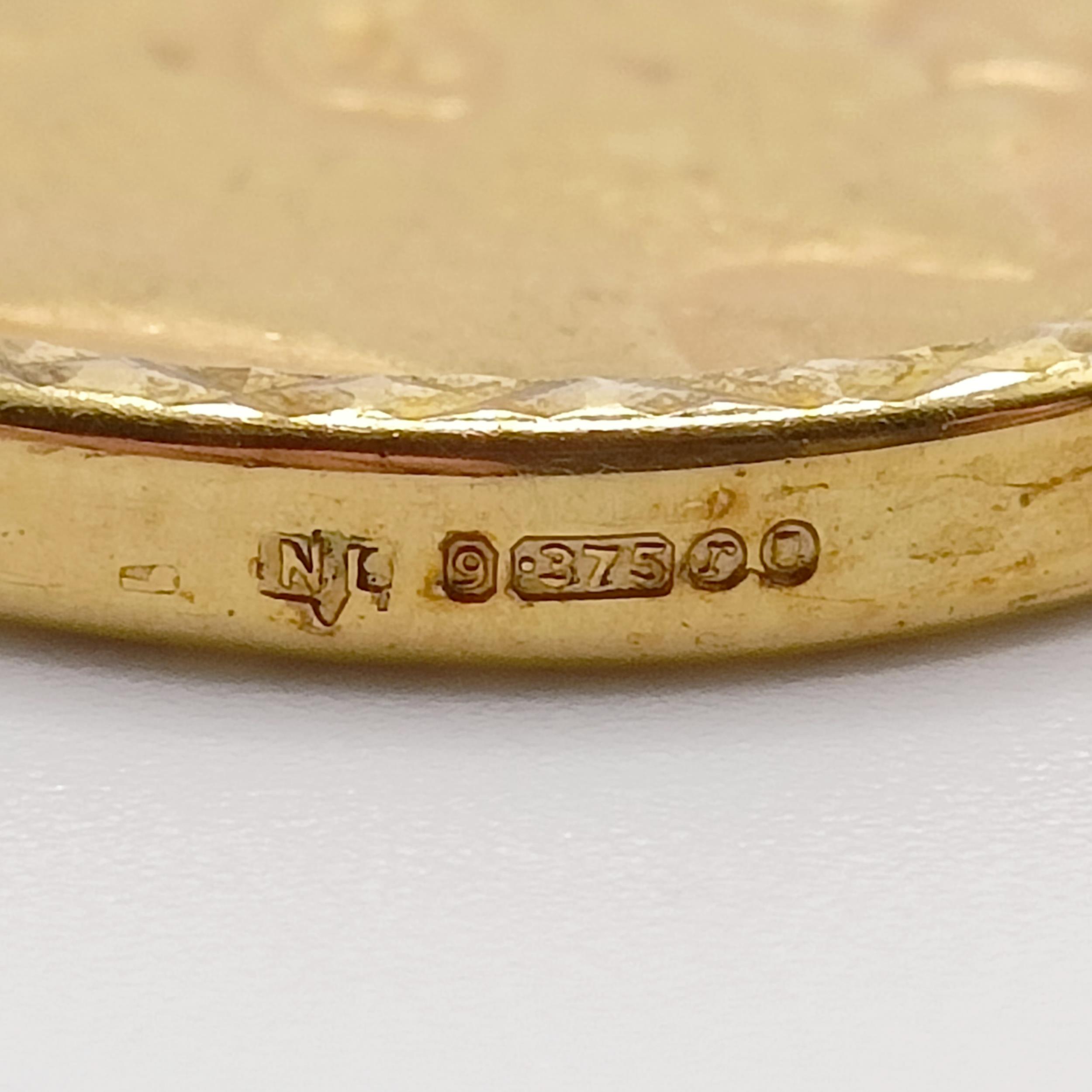 An Edward VII gold sovereign, 1910, in a 9ct gold mount 9 g all in - Image 4 of 4