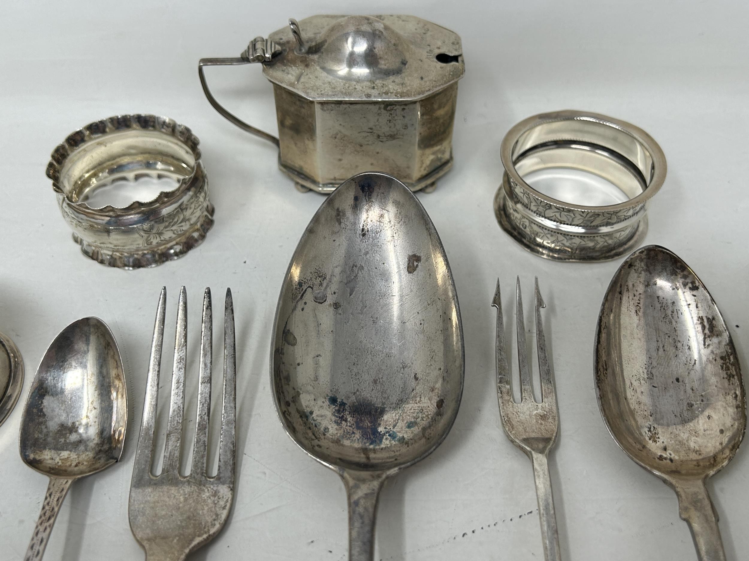 A silver Old English pattern spoon, assorted napkin rings, a mustard pot, and flatware, various - Bild 4 aus 7