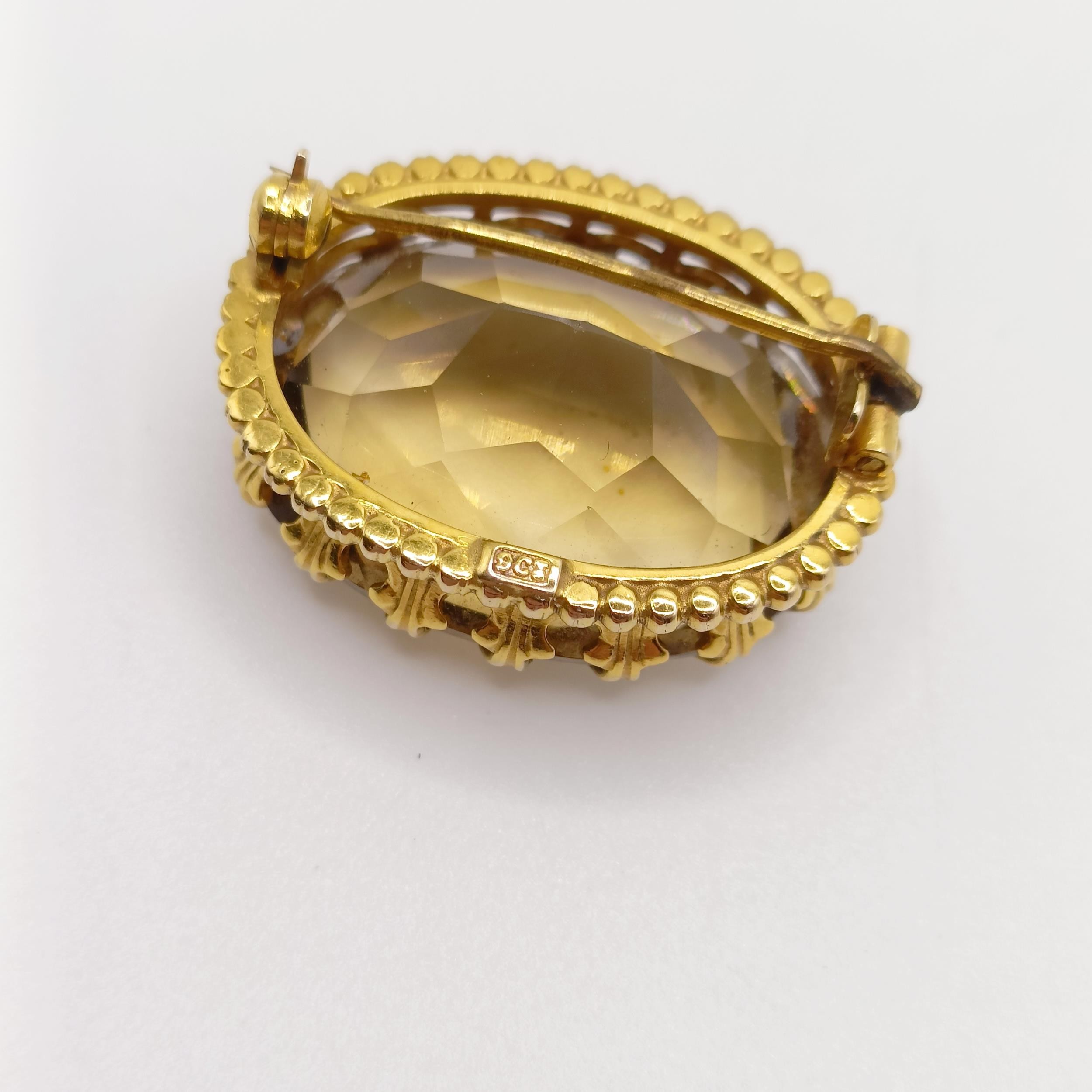 A citrine and yellow coloured metal brooch - Image 5 of 5