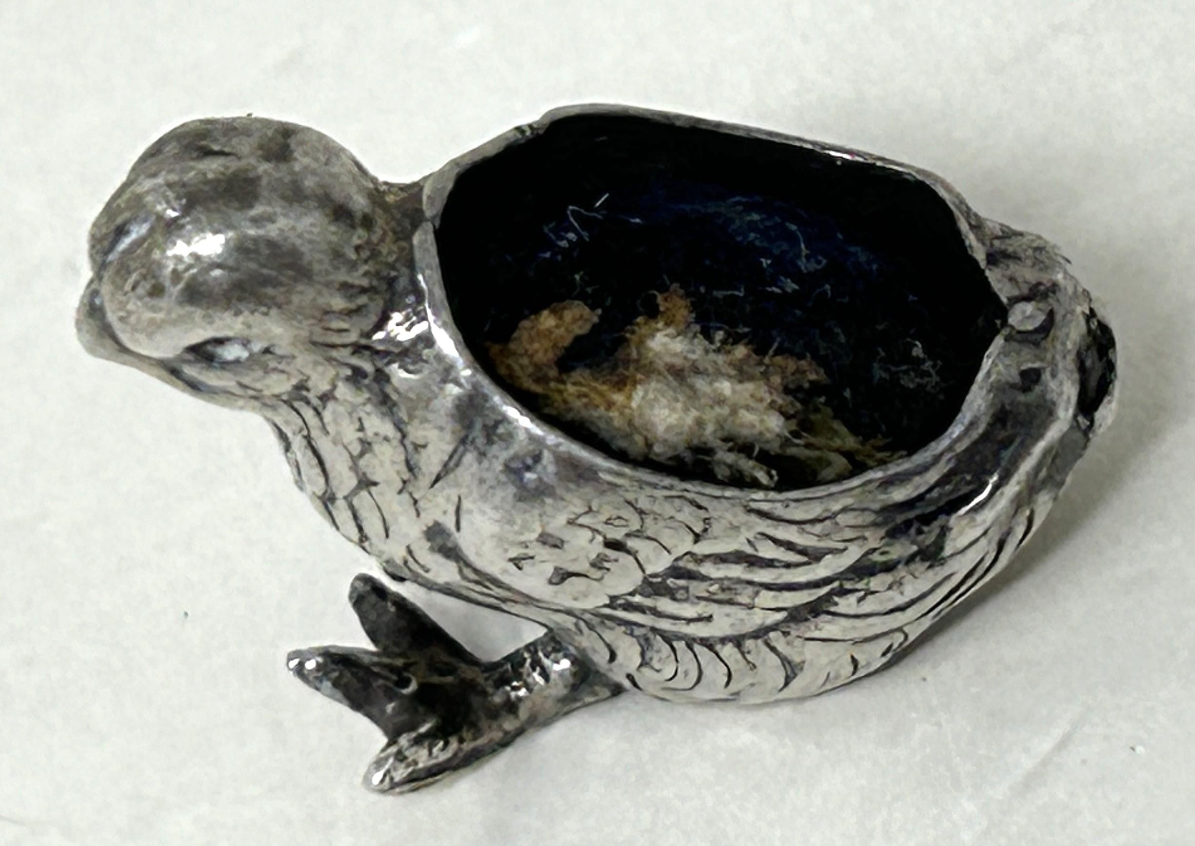 A silver coloured metal novelty pin cushion, in the form of a chick, 6.6 g, 2 cm wide - Image 2 of 4