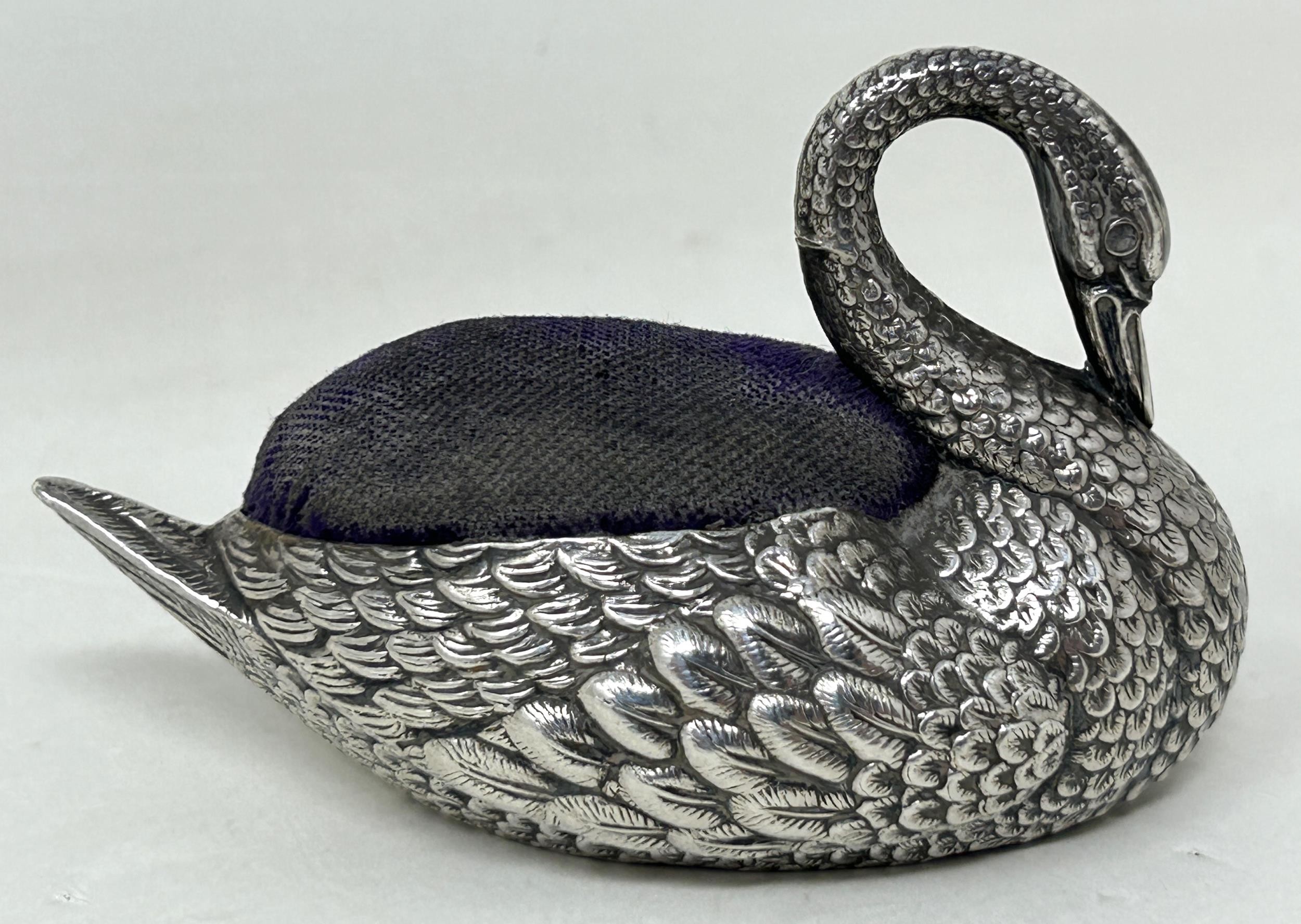 An Edward VII silver novelty pin cushion, in the form of a swan, Birmingham 1906, 39 g Approx. - Image 3 of 4