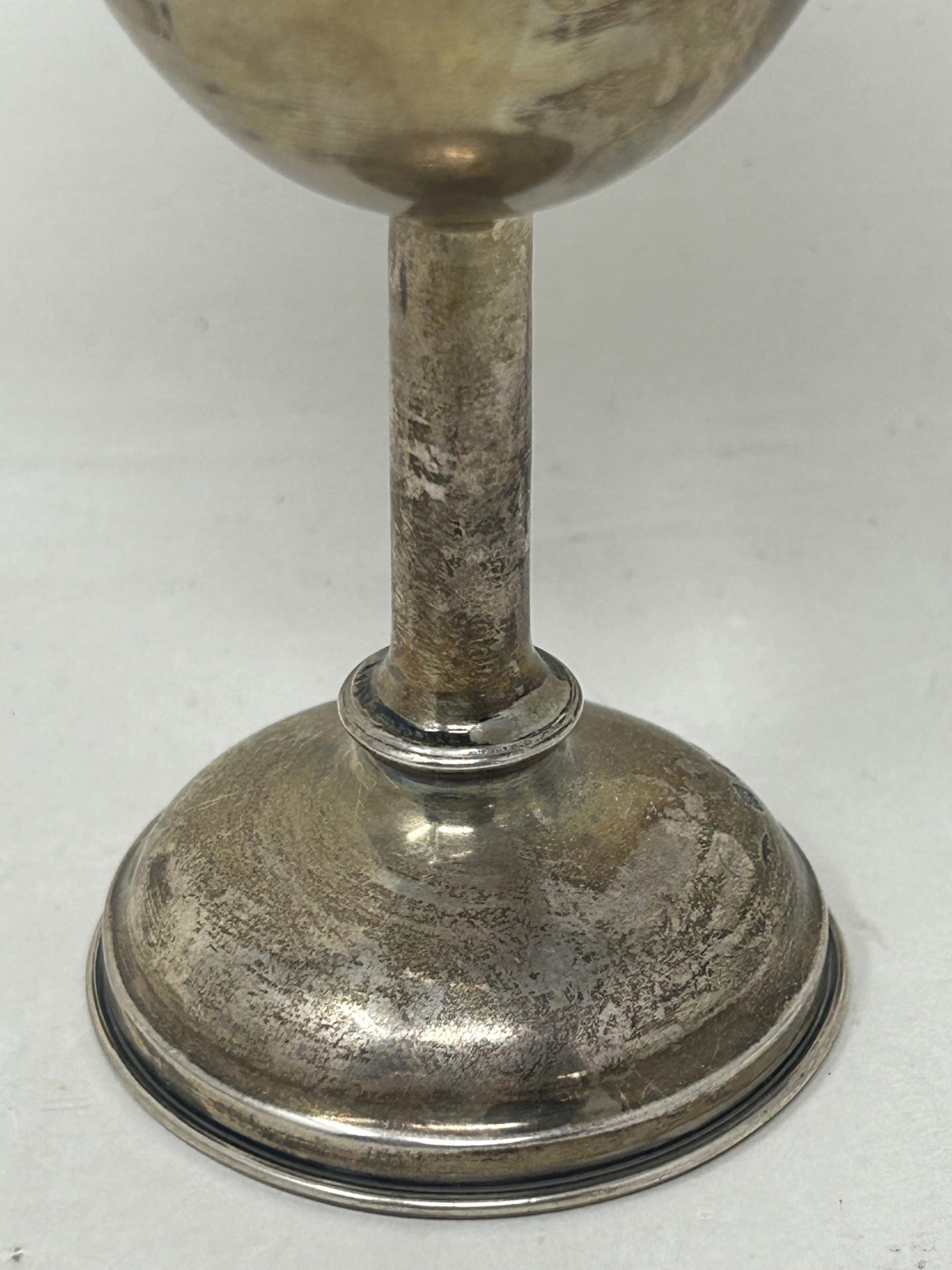 A George V silver communion goblet, Birmingham 1934, 46 g - Image 3 of 4