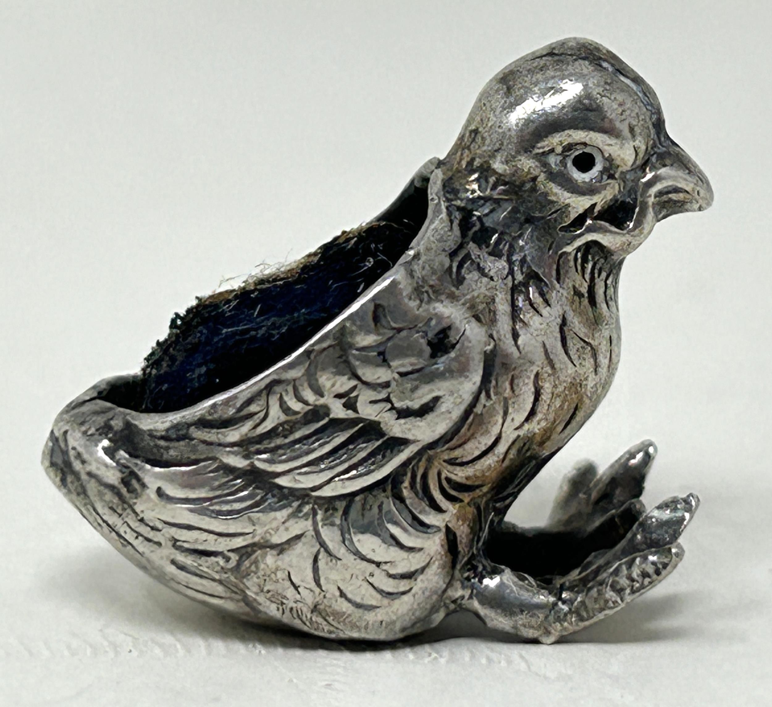 A silver coloured metal novelty pin cushion, in the form of a chick, 6.6 g, 2 cm wide - Image 4 of 4