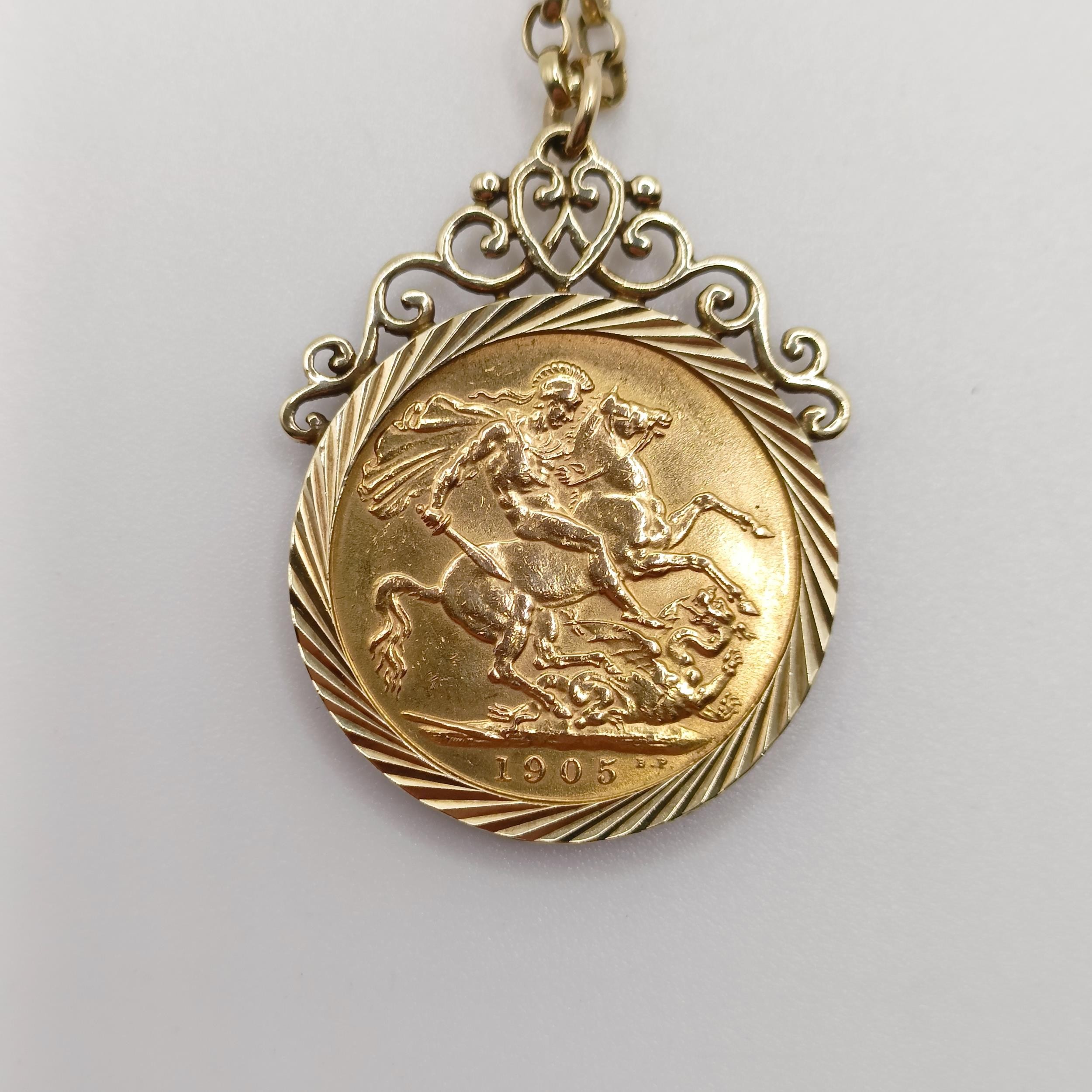 An Edward VII gold sovereign, 1905, in a 9ct gold mount and chain, all in 15.5 g - Image 5 of 7