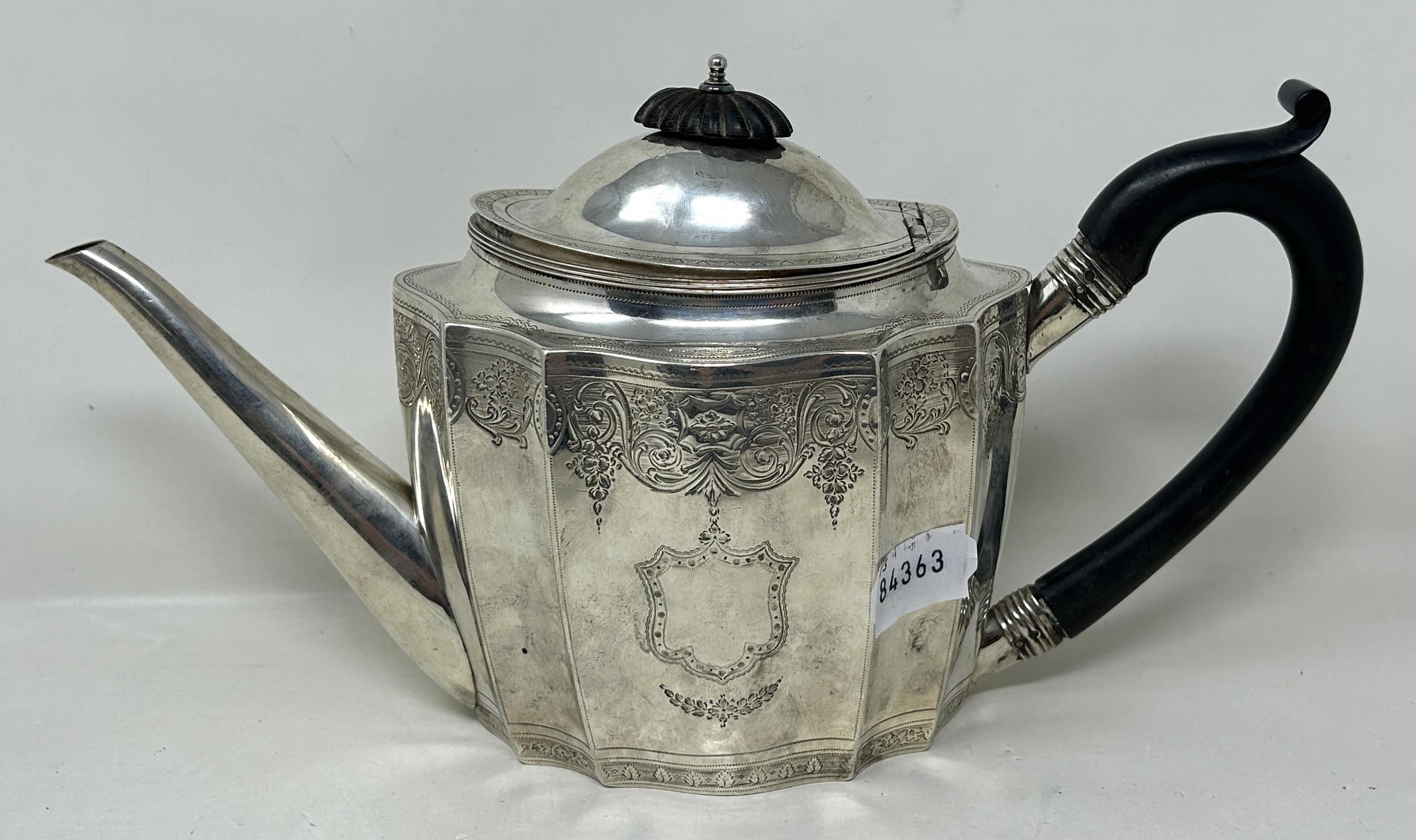 A George III silver teapot, with an ebonised handle, London 1795, all in 14.63 ozt - Bild 3 aus 5