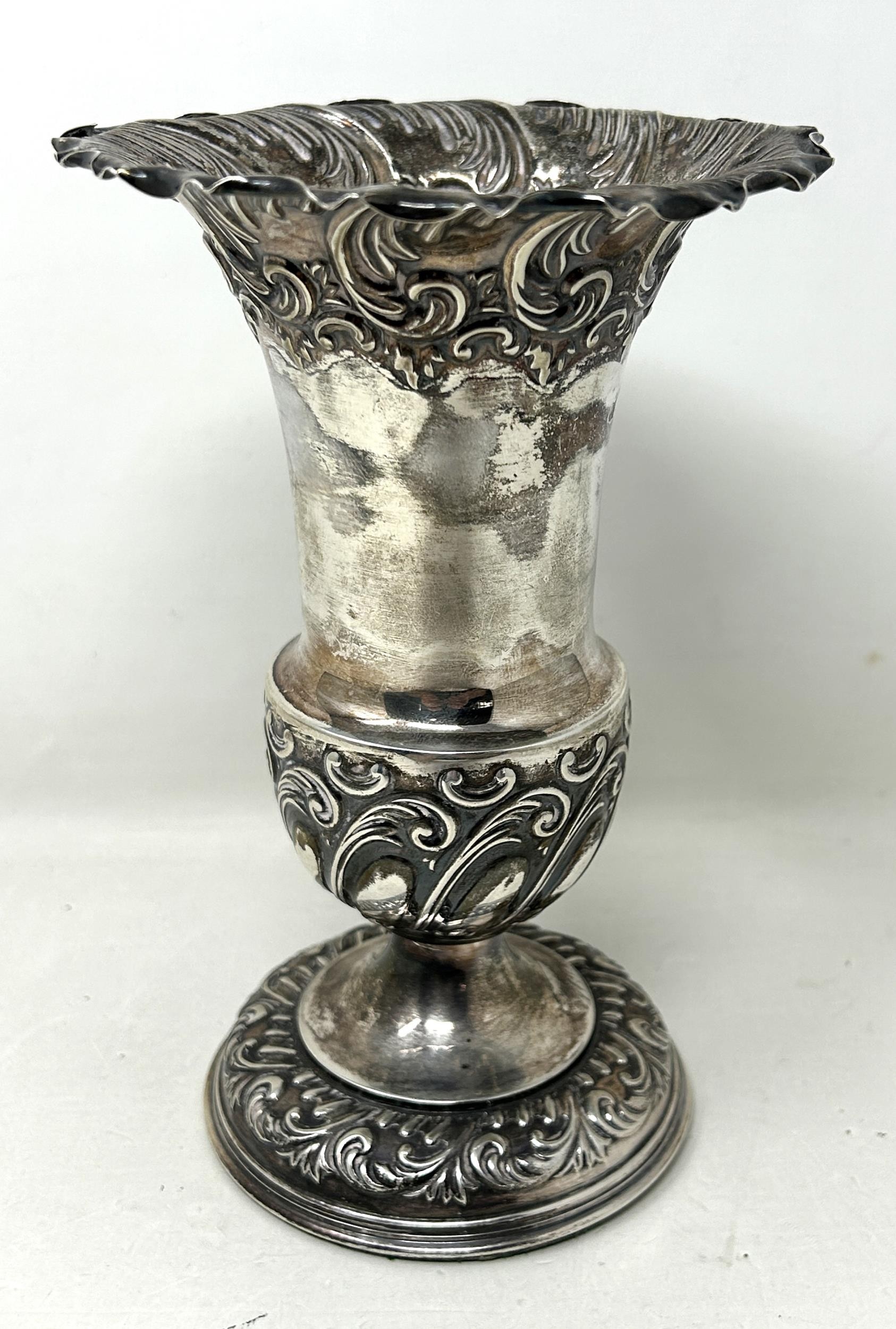 An Edward VII silver vase, Sheffield 1901, base filled, all in 13.2 ozt, 18 cm high