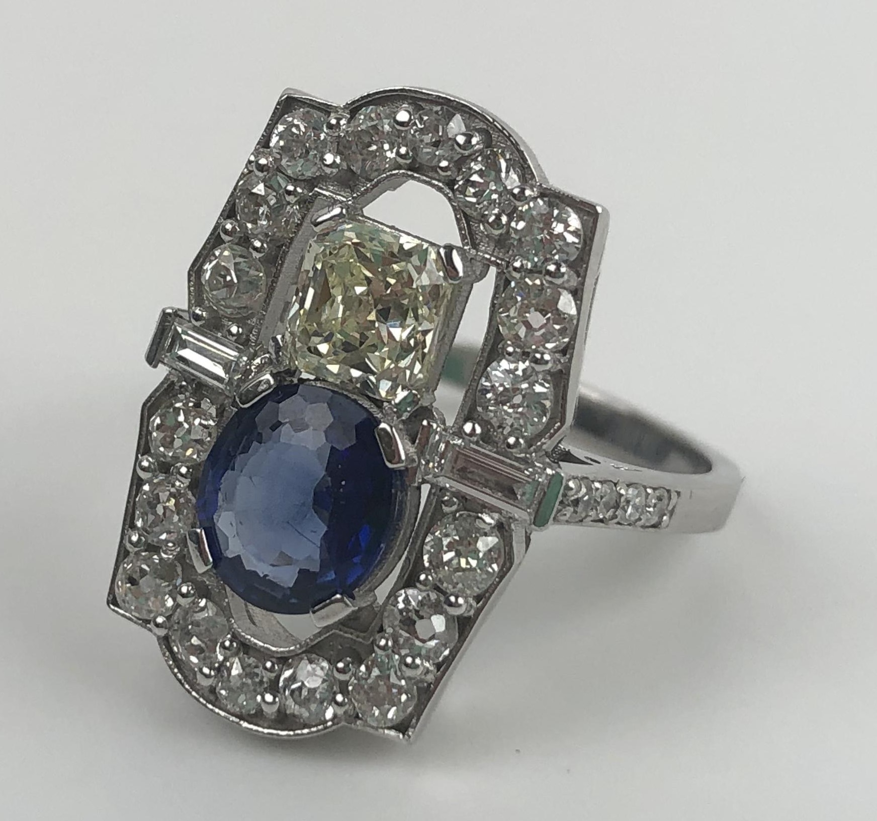 An Art Deco style 18ct white gold, sapphire and diamond panel ring, ring size M Diameter of sapphire - Bild 2 aus 6