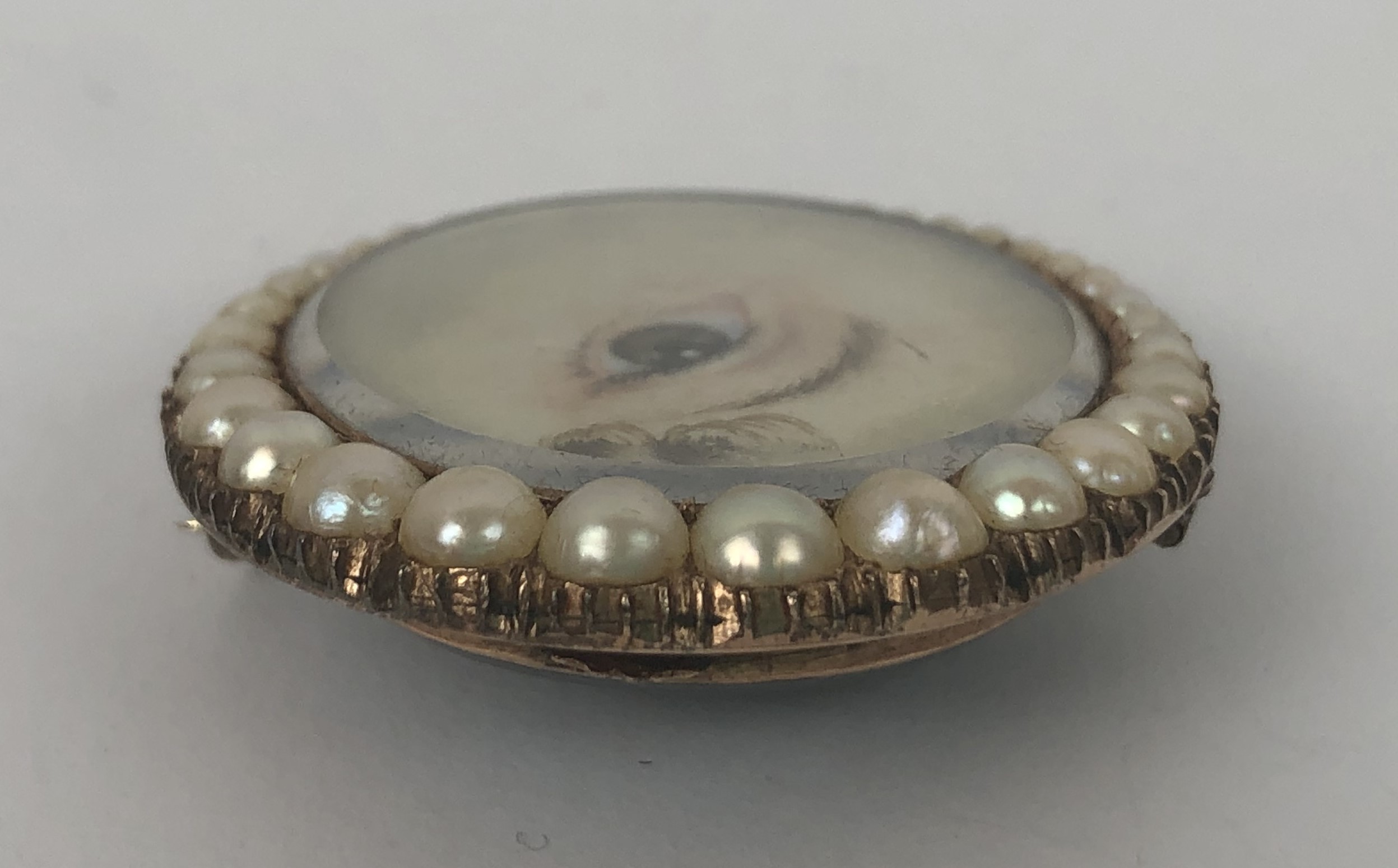 A lover's eye brooch, in a yellow coloured metal and seed pearl mount, 3 cm wide Ivory Exemption - Bild 3 aus 5