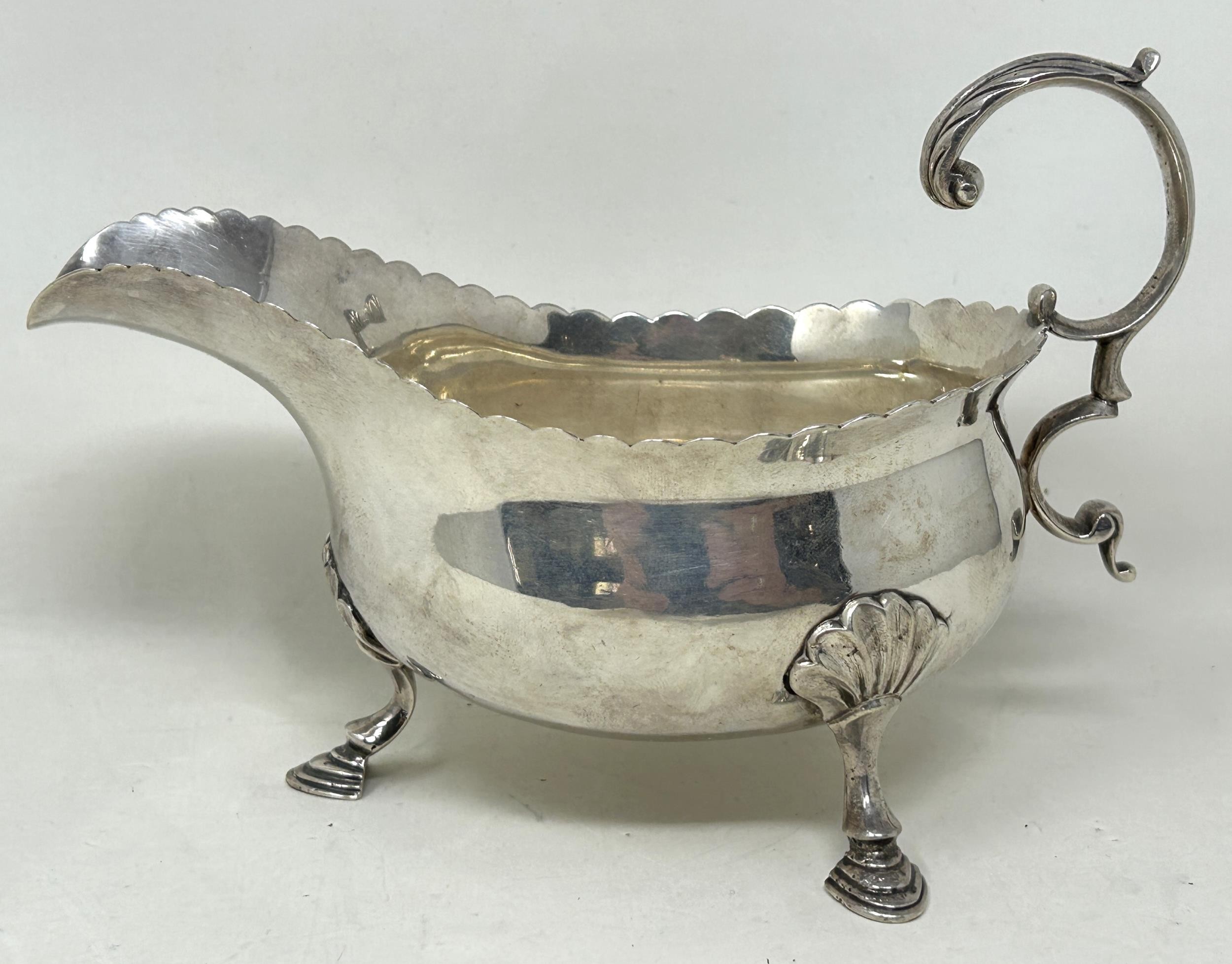 ***Regretfully Withdrawn*** A George III silver sauce boat, London 1818, 7 ozt - Bild 4 aus 6