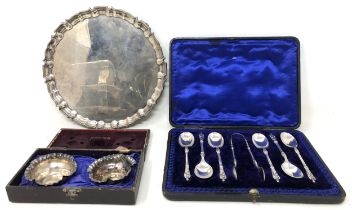 A George V silver salver, Birmingham 1925, 10.4 ozt, a set of six silver plated apostle spoons and