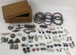 Assorted costume jewellery