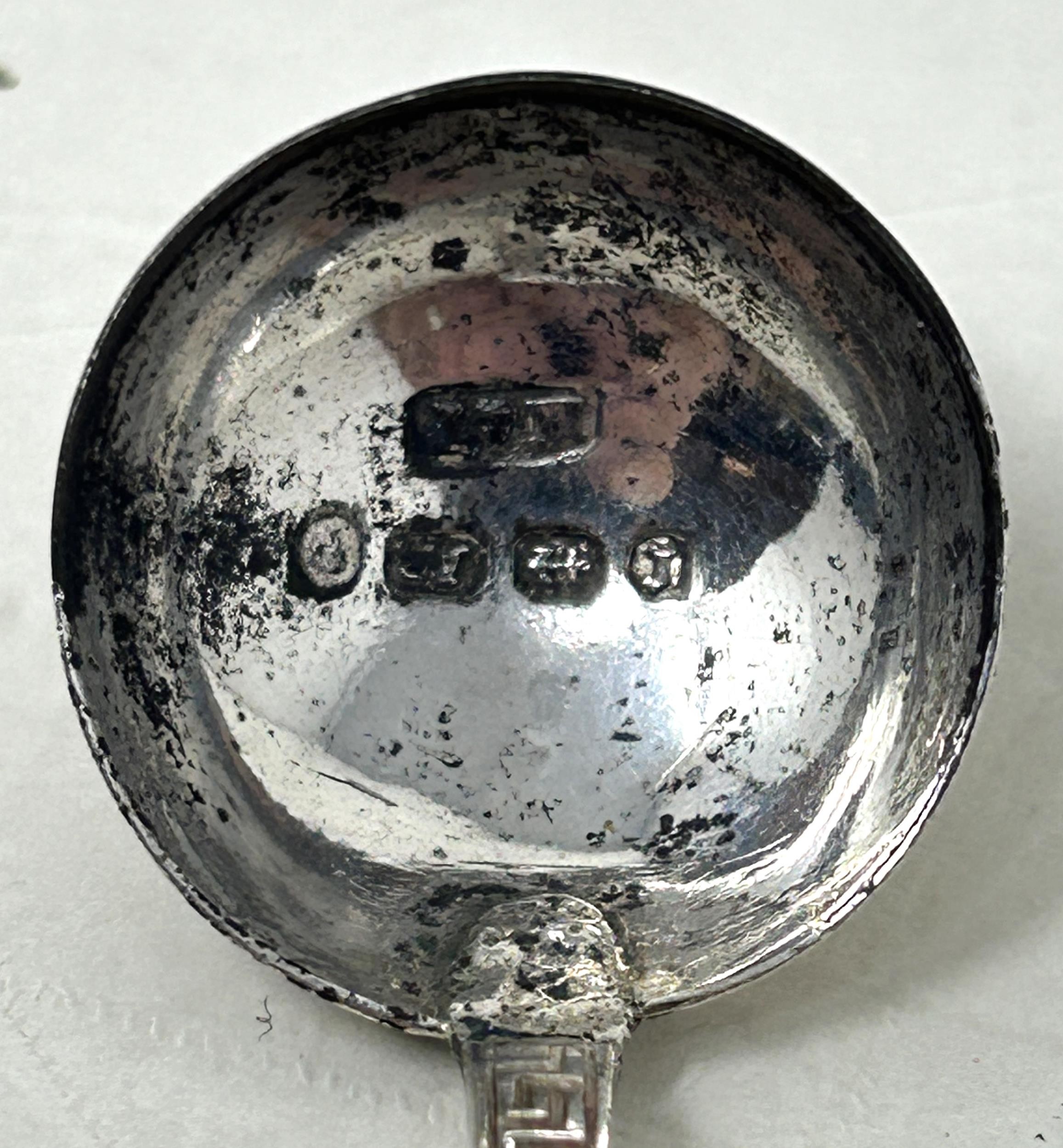 A Victorian Egyptian revival silver salt, Birmingham 1878, and a matching spoon (2) Light ware, no - Bild 5 aus 5
