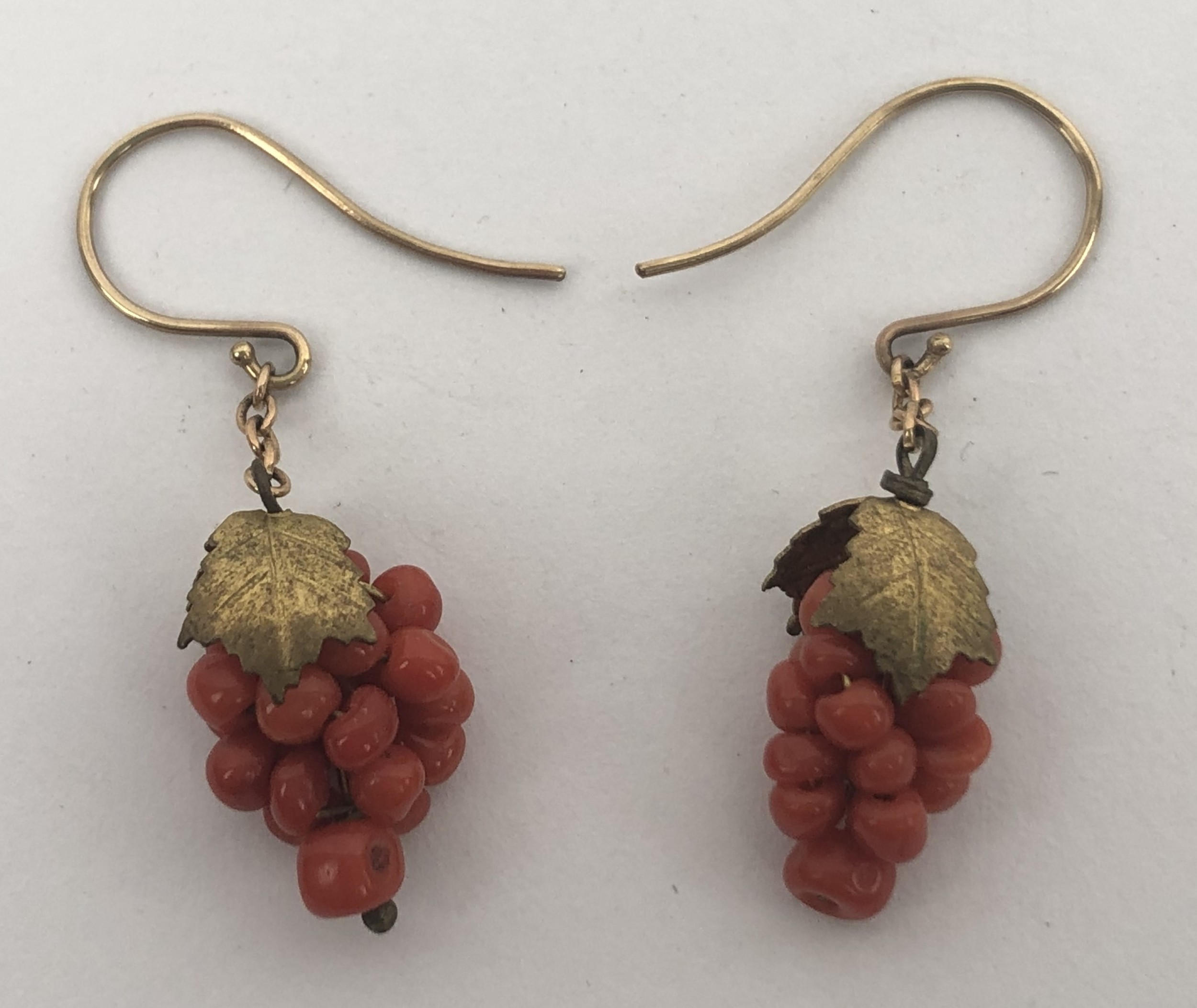 A pair of gilt metal and coral earrings, in the form of a bunch of grapes - Image 4 of 4
