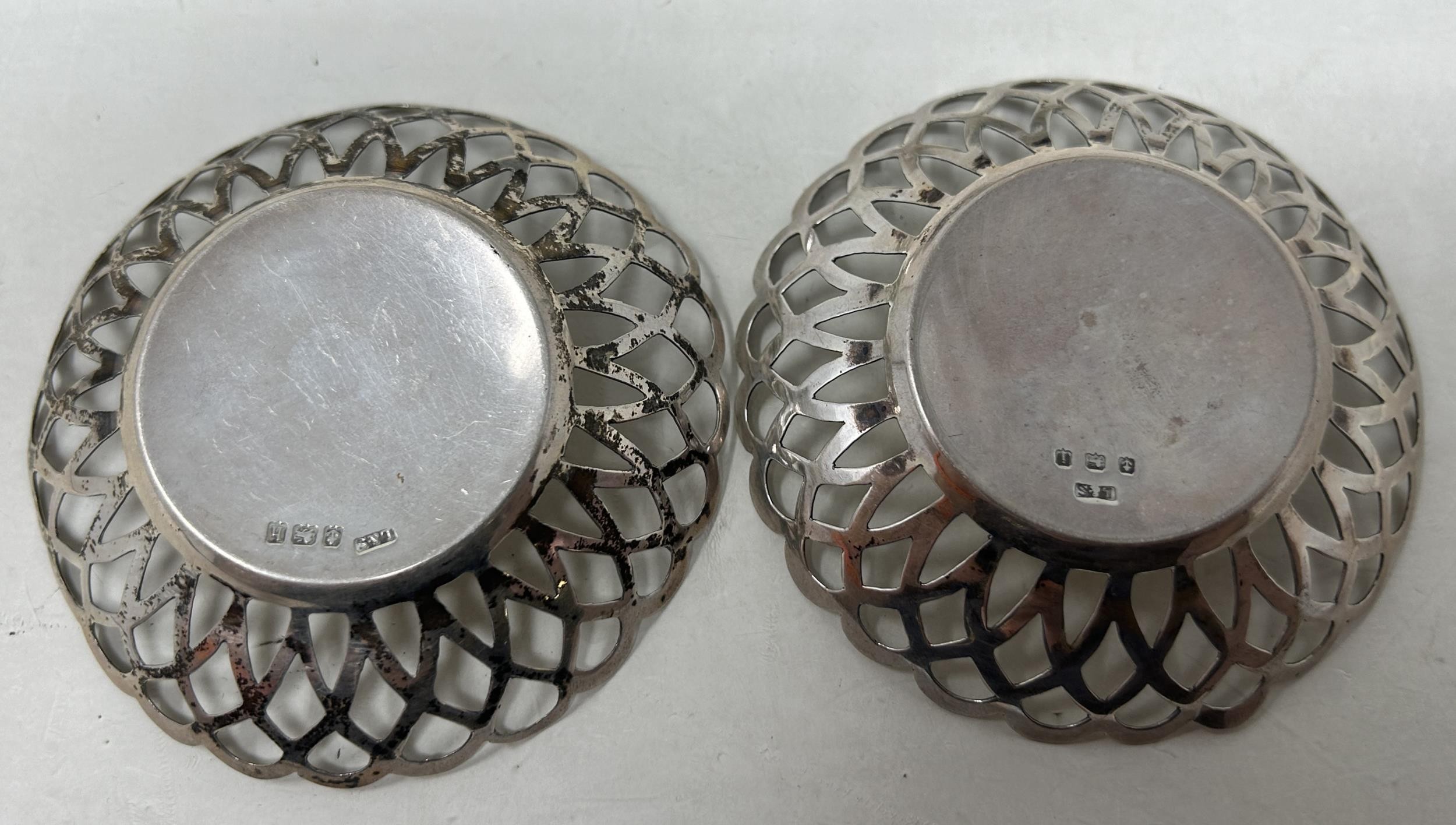 An Indian silver coloured metal sugar bowl, assorted teaspoons, a napkin ring, a pair of pierced - Bild 4 aus 5