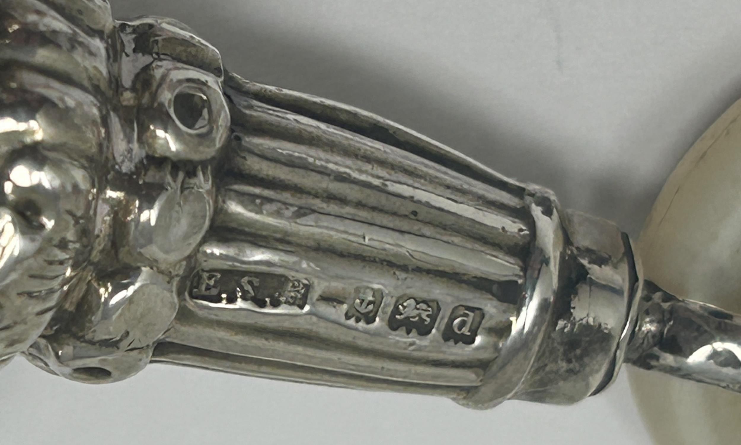 An Edward VII silver and mother of pearl baby's rattle, and a pair of novelty sugar tongs, in the - Bild 3 aus 5