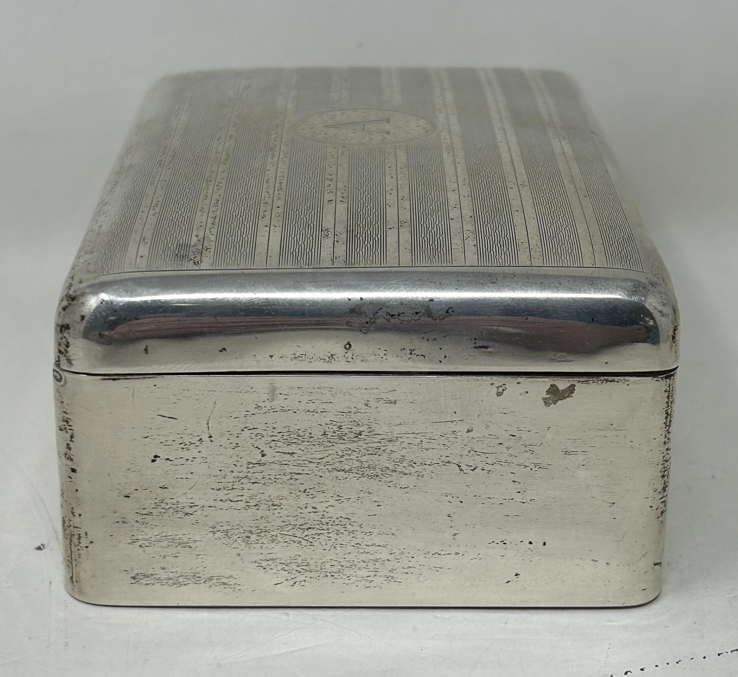 A George V silver table cigarette box, Birmingham 1928, 12 cm wide - Bild 3 aus 5