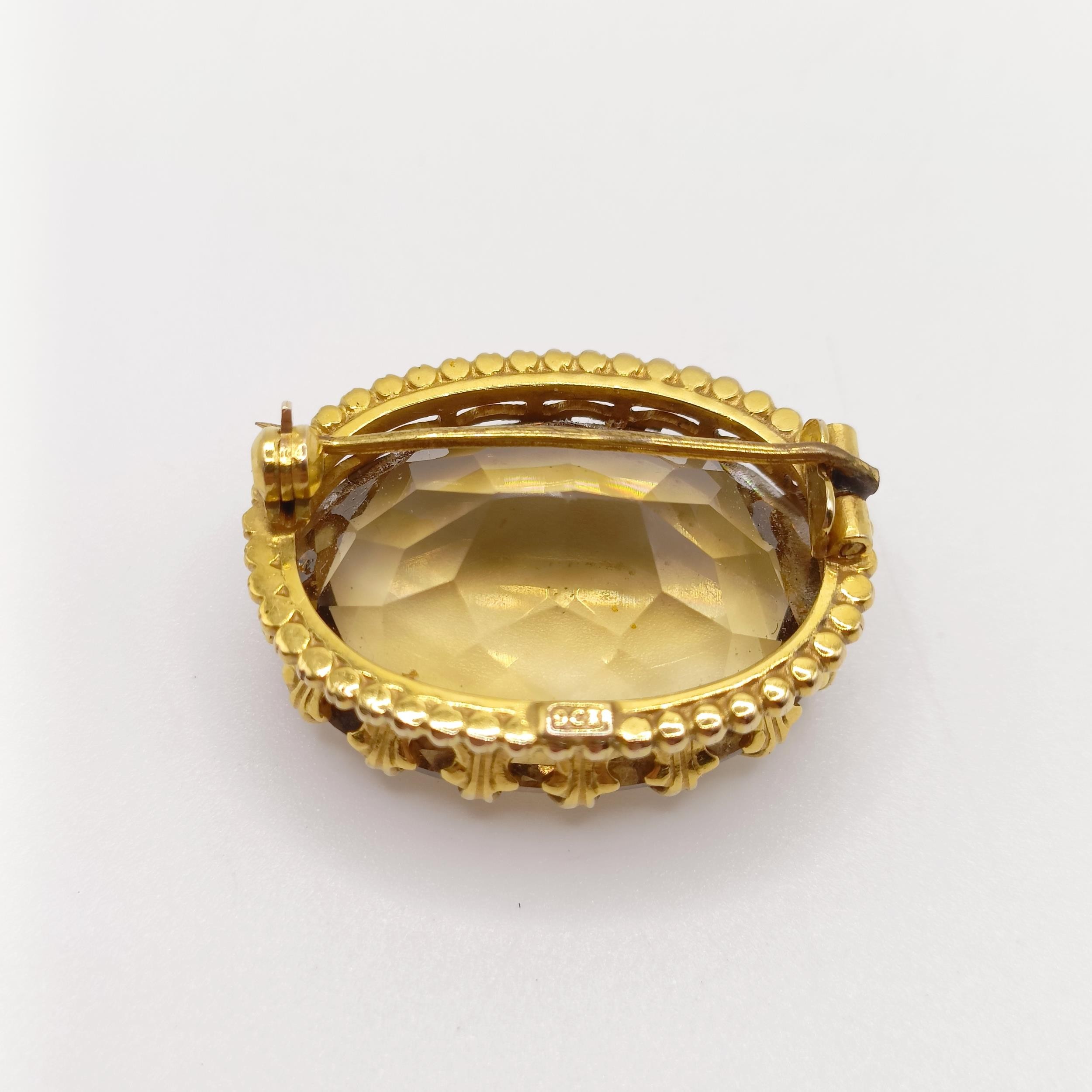 A citrine and yellow coloured metal brooch - Image 4 of 5