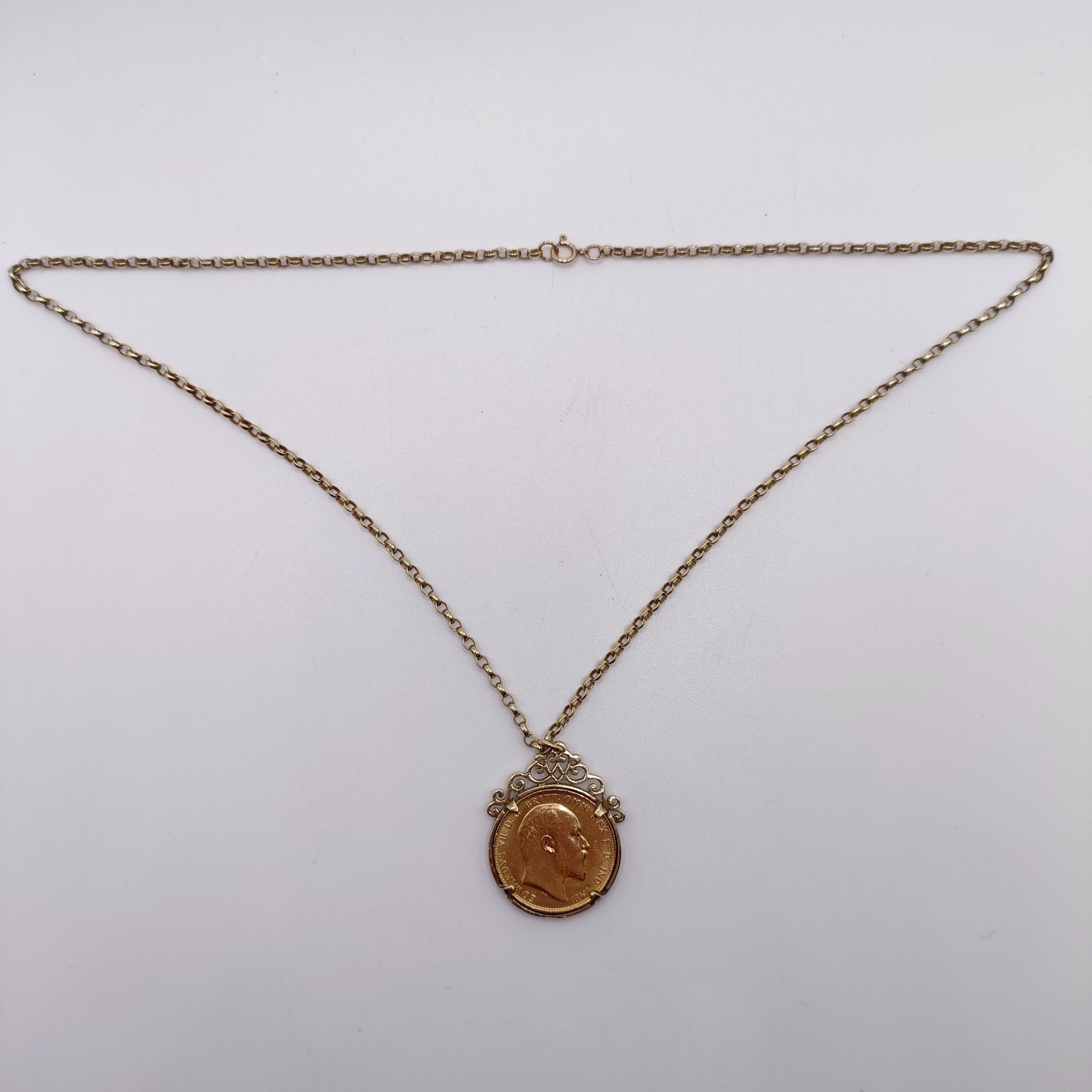 An Edward VII gold sovereign, 1905, in a 9ct gold mount and chain, all in 15.5 g - Image 6 of 7