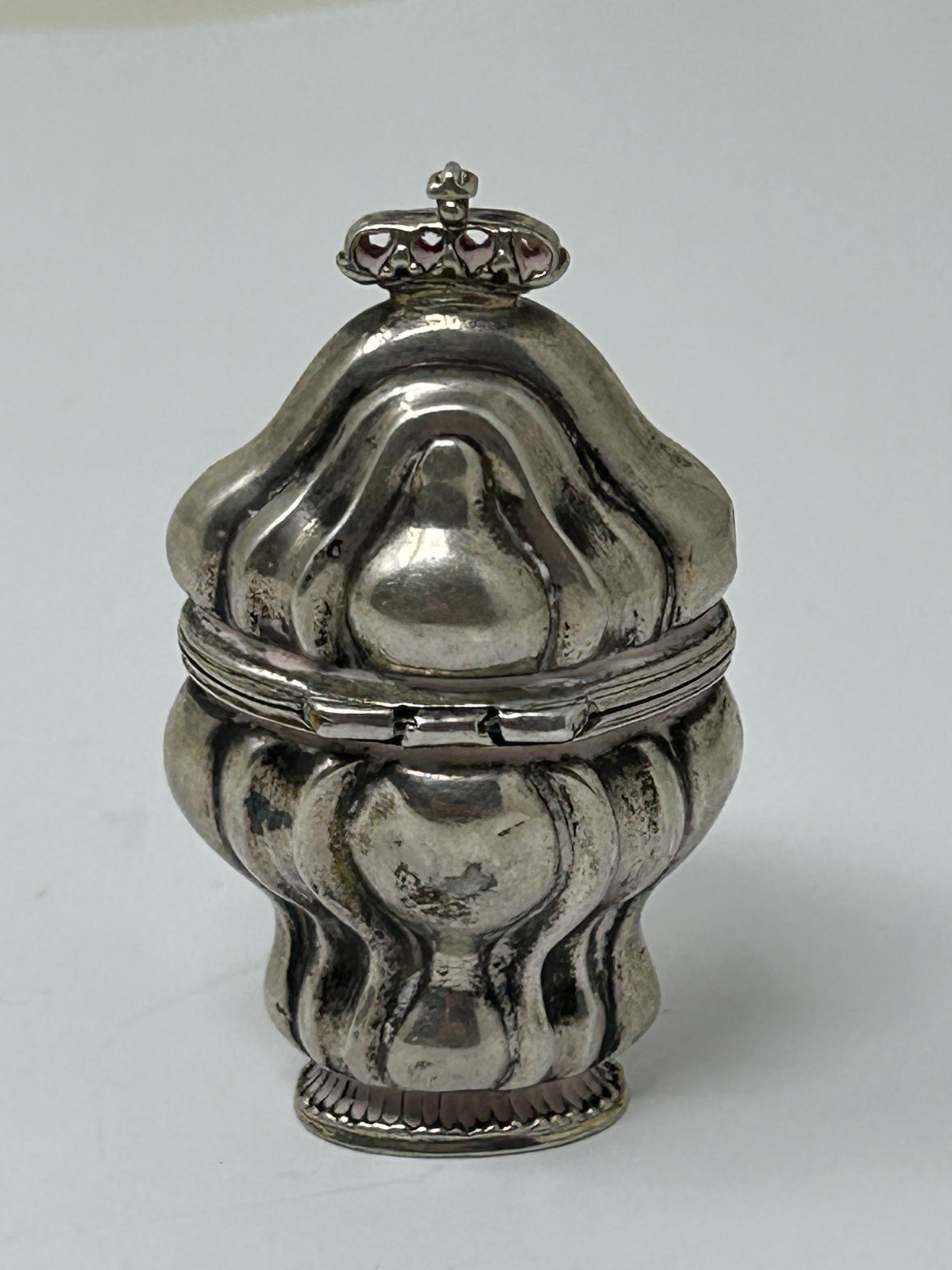 A Continental silver coloured metal box and cover, probably Dutch, 32.6 g - Bild 4 aus 4