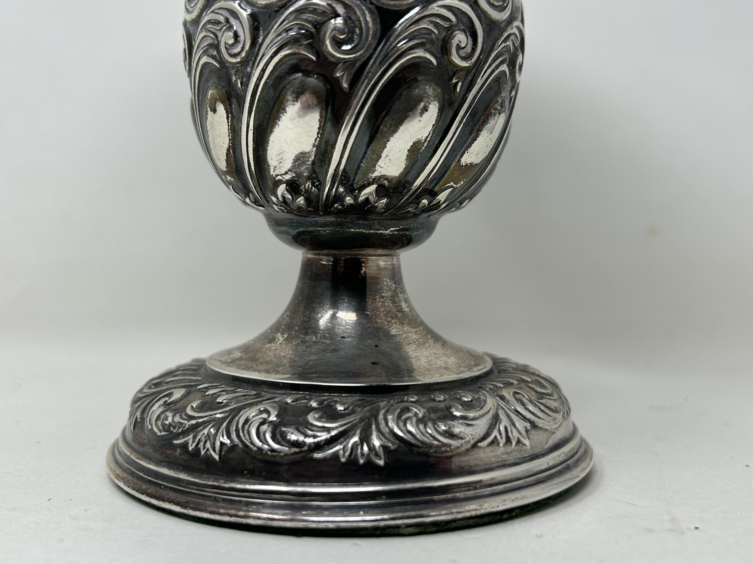 An Edward VII silver vase, Sheffield 1901, base filled, all in 13.2 ozt, 18 cm high - Bild 3 aus 5