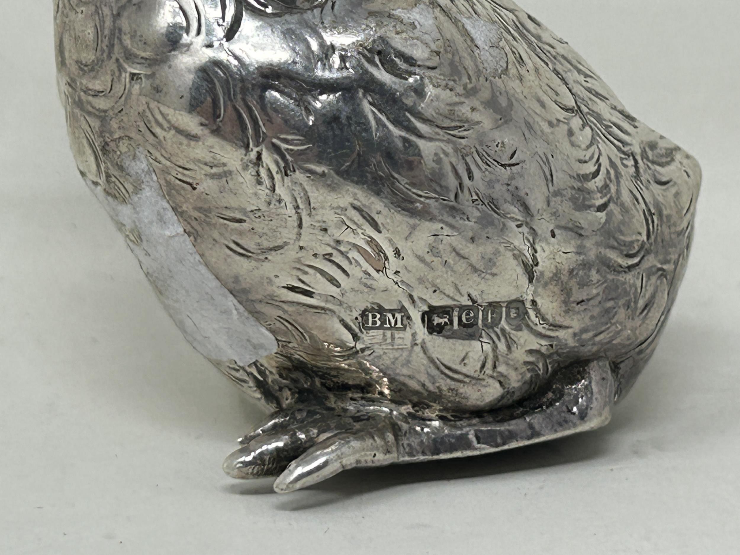 A novelty Continental silver coloured metal pepper, in the form of a chick, import marks for - Bild 4 aus 5
