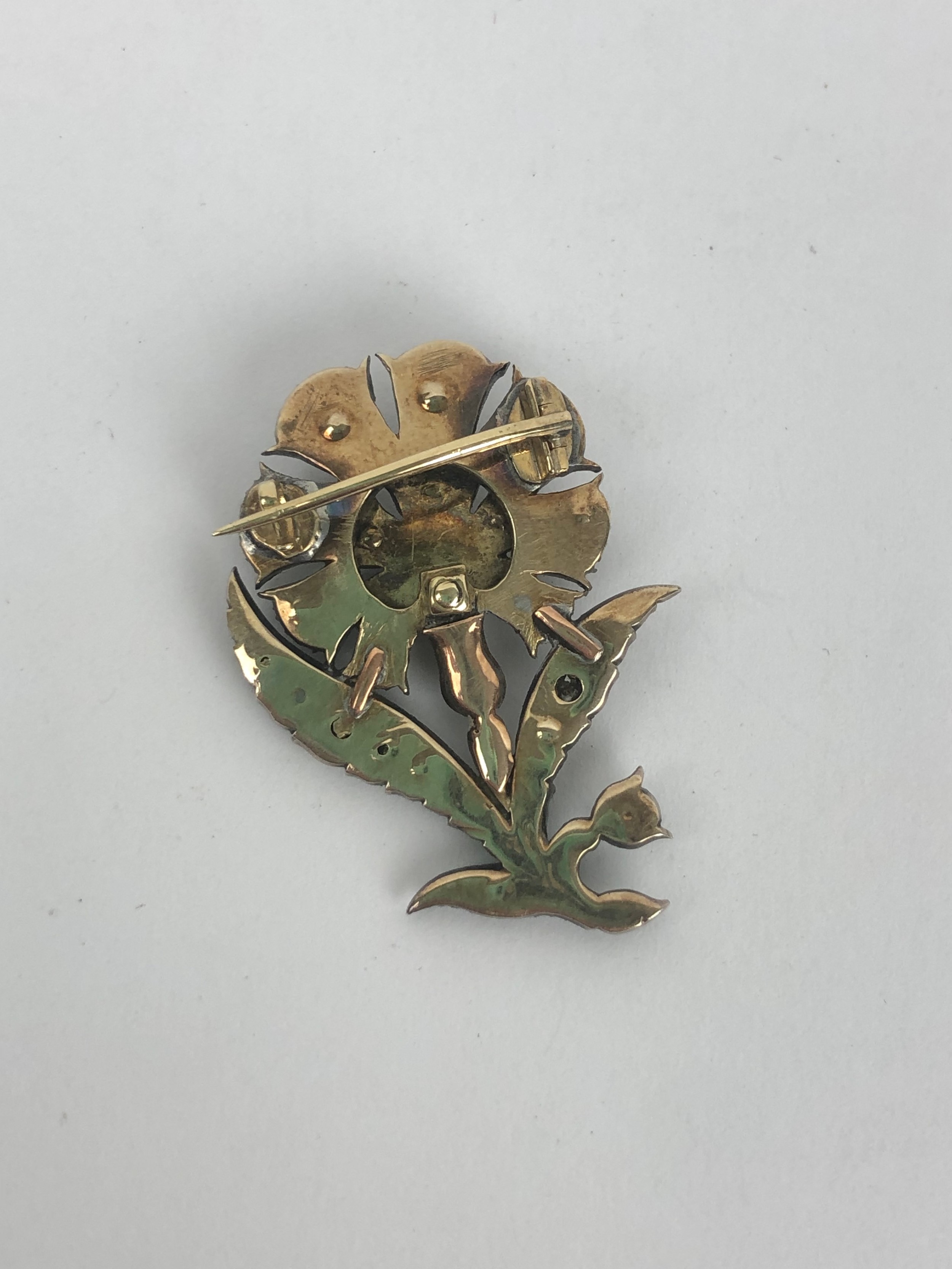 A 19th century diamond brooch, in the form of a flower 4.25 x 3 cm approx. weight: 8.5 g all in - Image 4 of 4