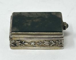 A Continental gilt silver coloured metal and moss agate type green stone box, 3 cm wide